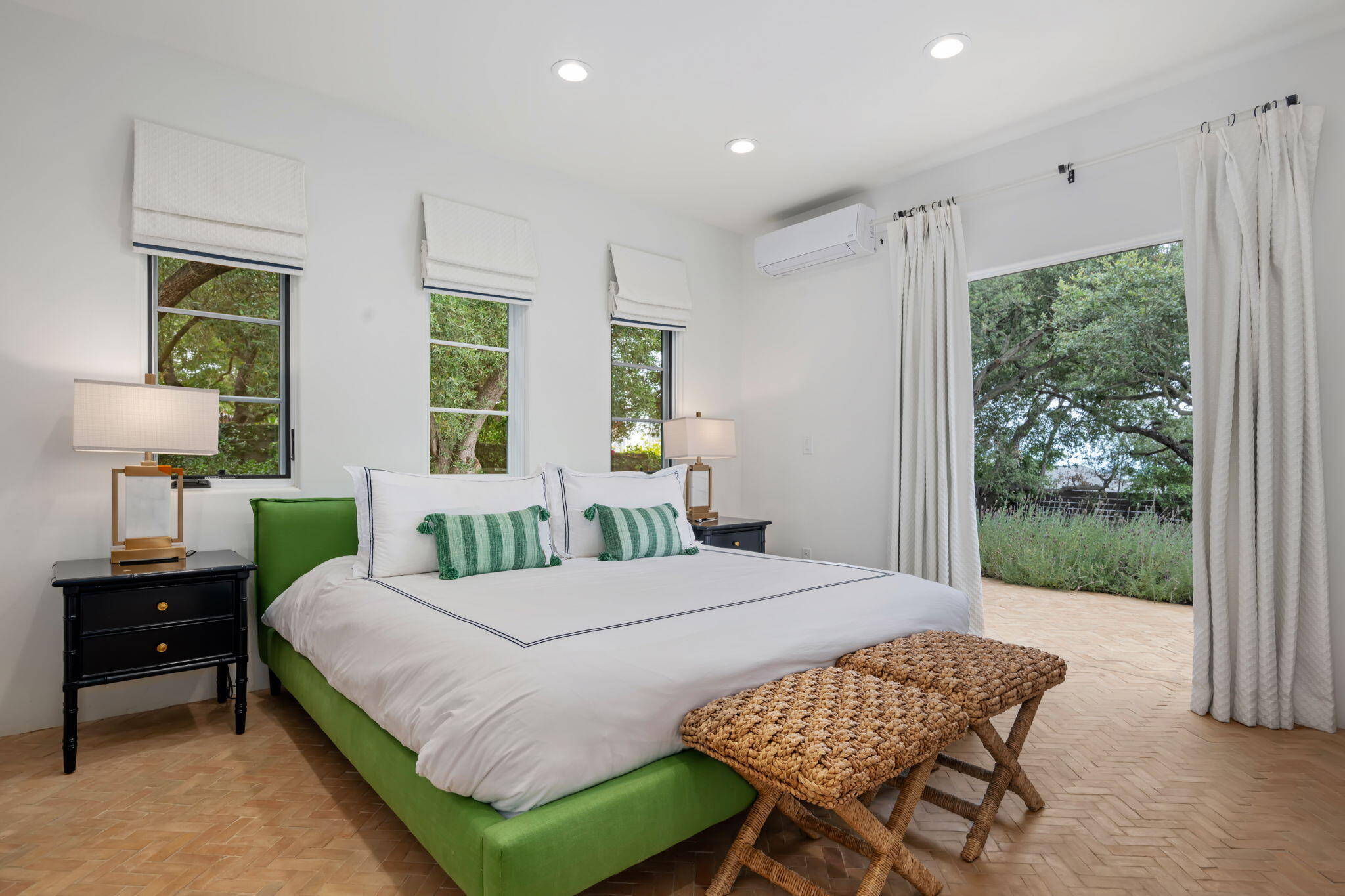 Santa Barbara, California 93105, United States, 4 Bedrooms Bedrooms, ,5 BathroomsBathrooms,Residential,Active,160092