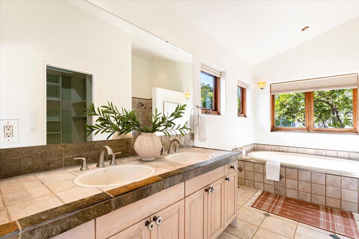 Santa Barbara, California 93105, United States, 3 Bedrooms Bedrooms, ,3 BathroomsBathrooms,Residential,Active,247199