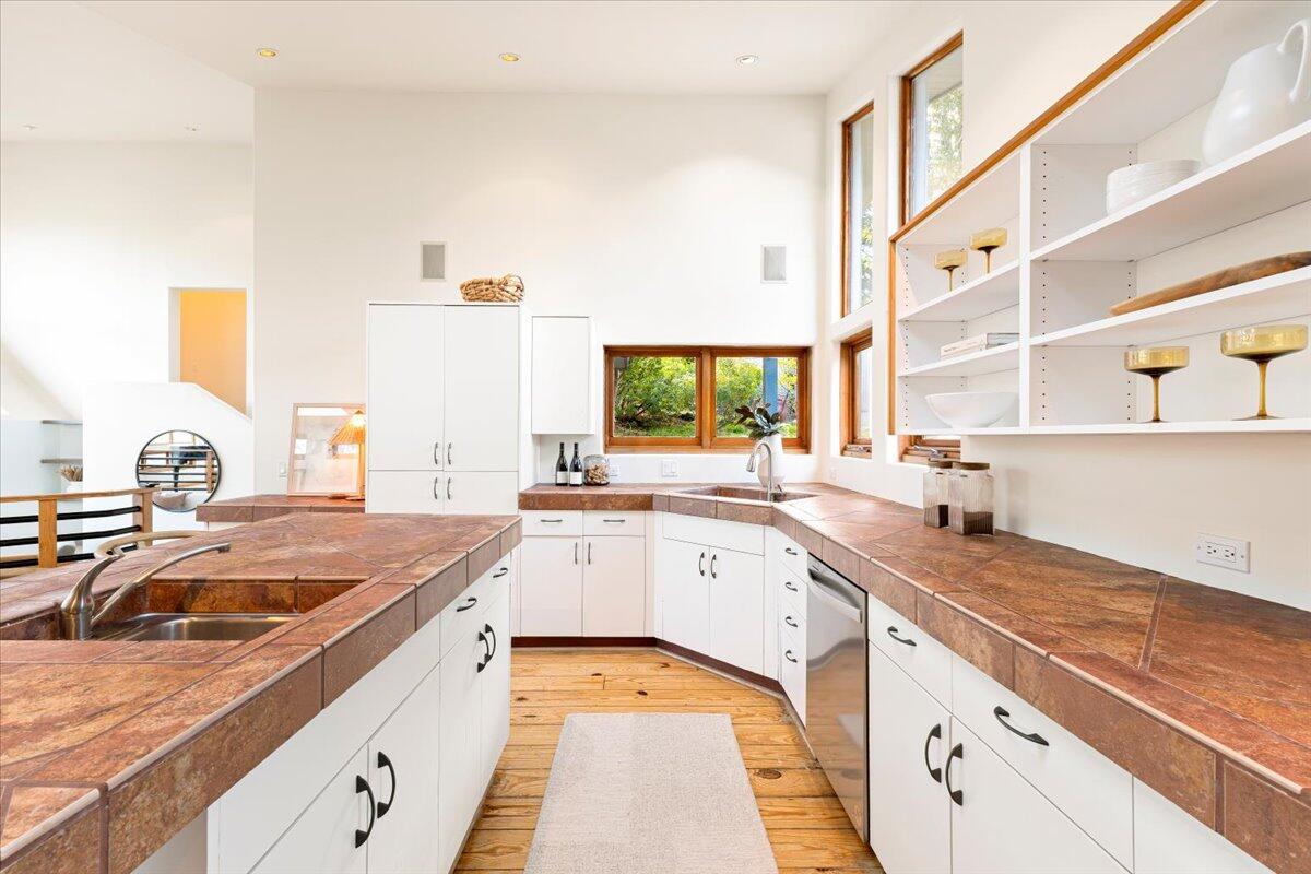 Santa Barbara, California 93105, United States, 3 Bedrooms Bedrooms, ,3 BathroomsBathrooms,Residential,Active,247199