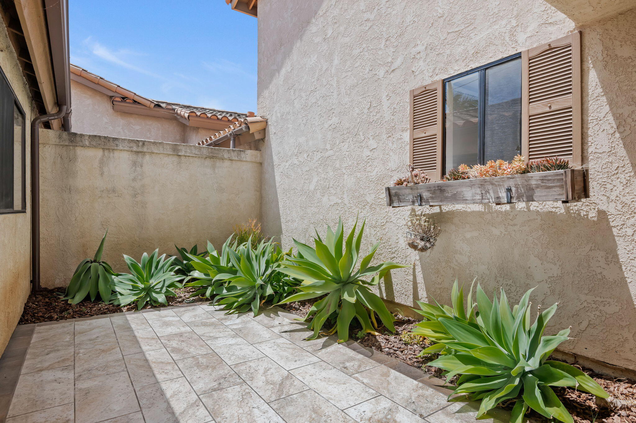 Santa Barbara, California 93111, United States, 2 Bedrooms Bedrooms, ,2 BathroomsBathrooms,Residential,Pending,129718