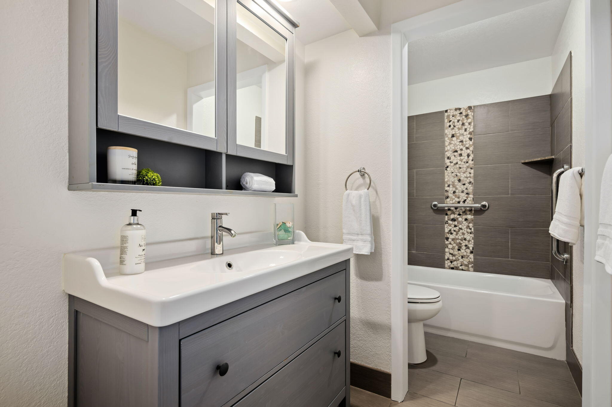 Santa Barbara, California 93111, United States, 2 Bedrooms Bedrooms, ,2 BathroomsBathrooms,Residential,Pending,129718