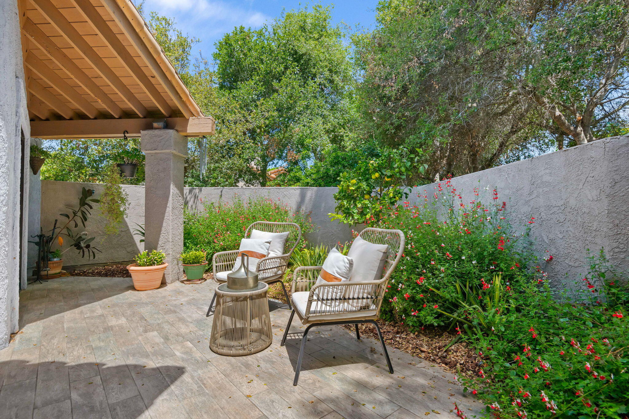 Santa Barbara, California 93111, United States, 2 Bedrooms Bedrooms, ,2 BathroomsBathrooms,Residential,Pending,129718