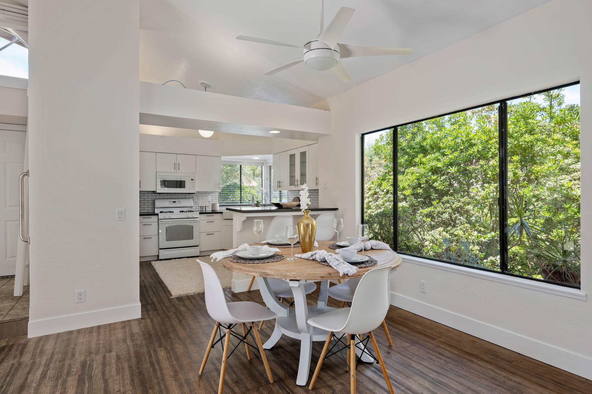 Santa Barbara, California 93111, United States, 2 Bedrooms Bedrooms, ,2 BathroomsBathrooms,Residential,Pending,129718