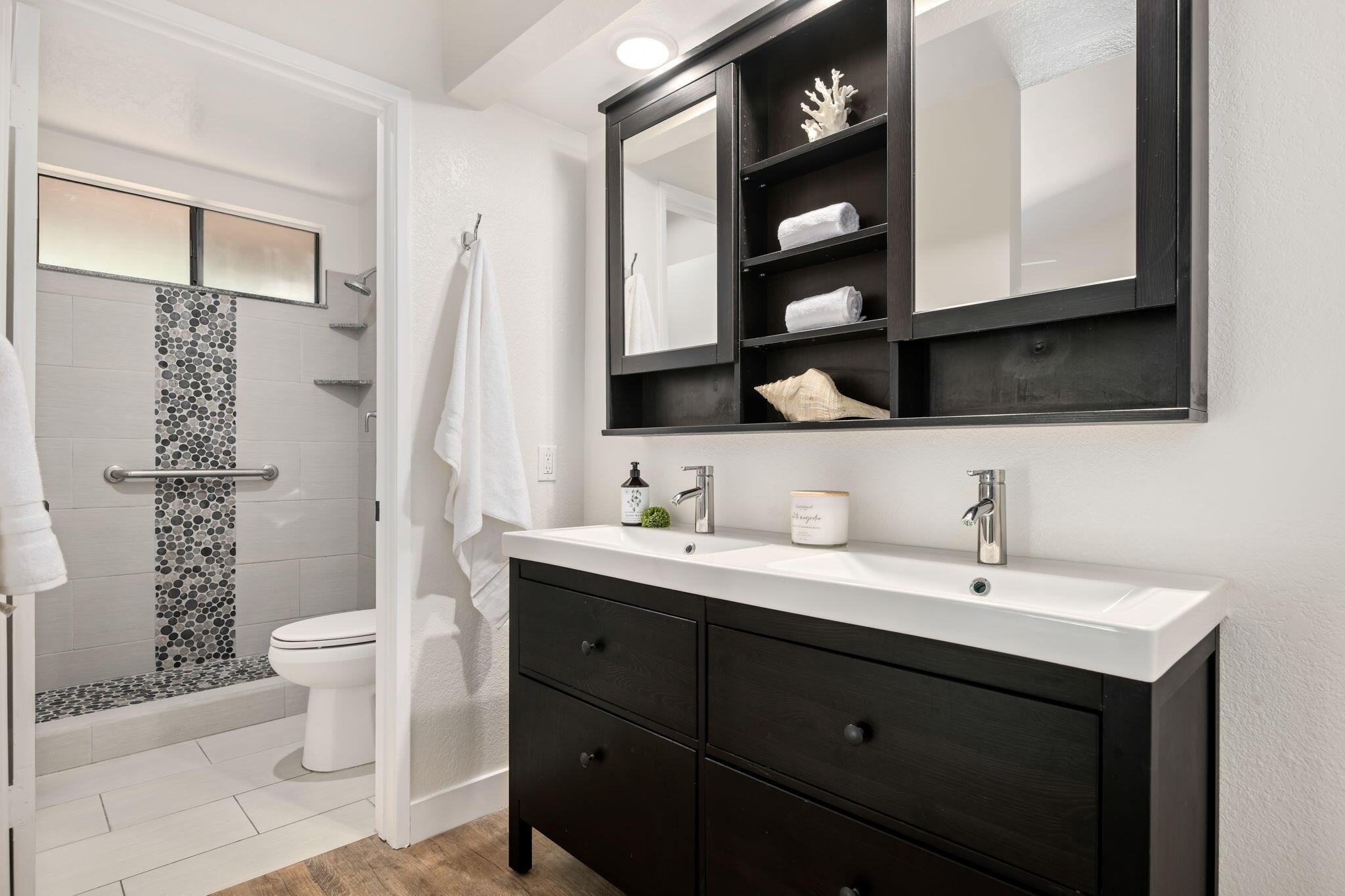 Santa Barbara, California 93111, United States, 2 Bedrooms Bedrooms, ,2 BathroomsBathrooms,Residential,Pending,129718