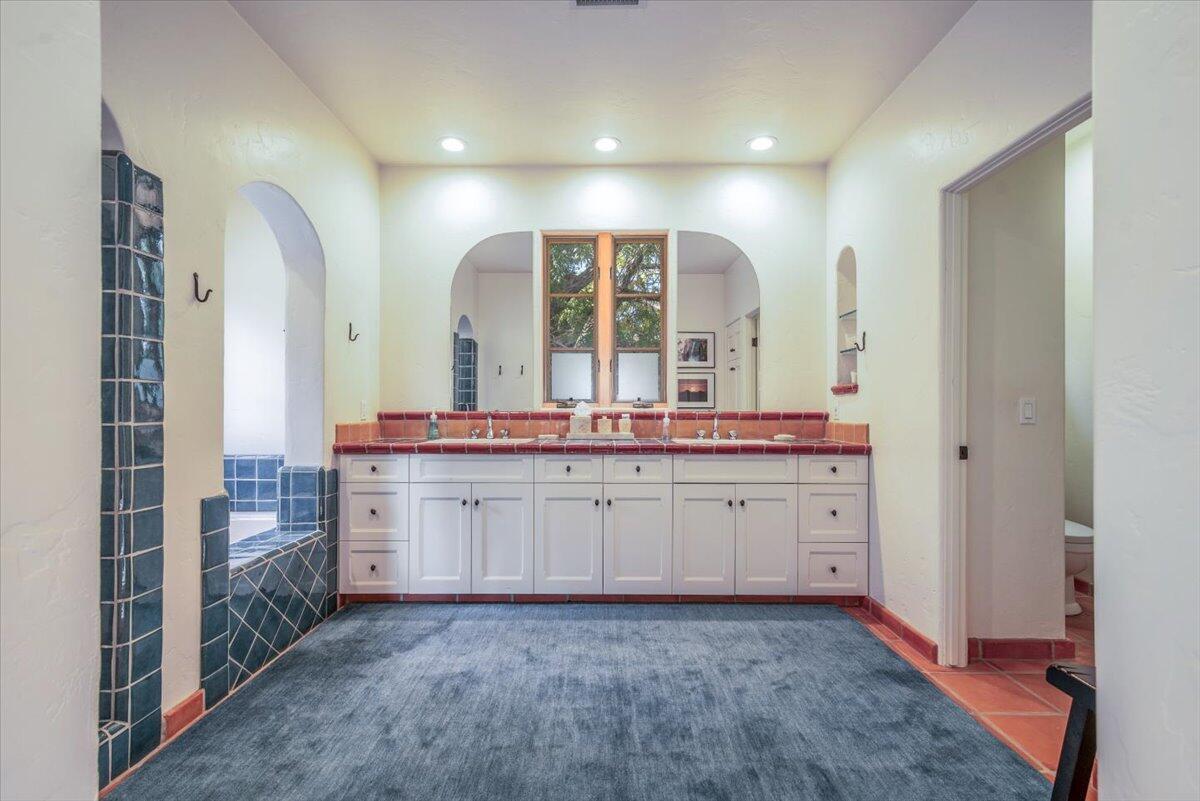 Santa Barbara, California 93101, United States, 3 Bedrooms Bedrooms, ,3 BathroomsBathrooms,Residential,Active,95542