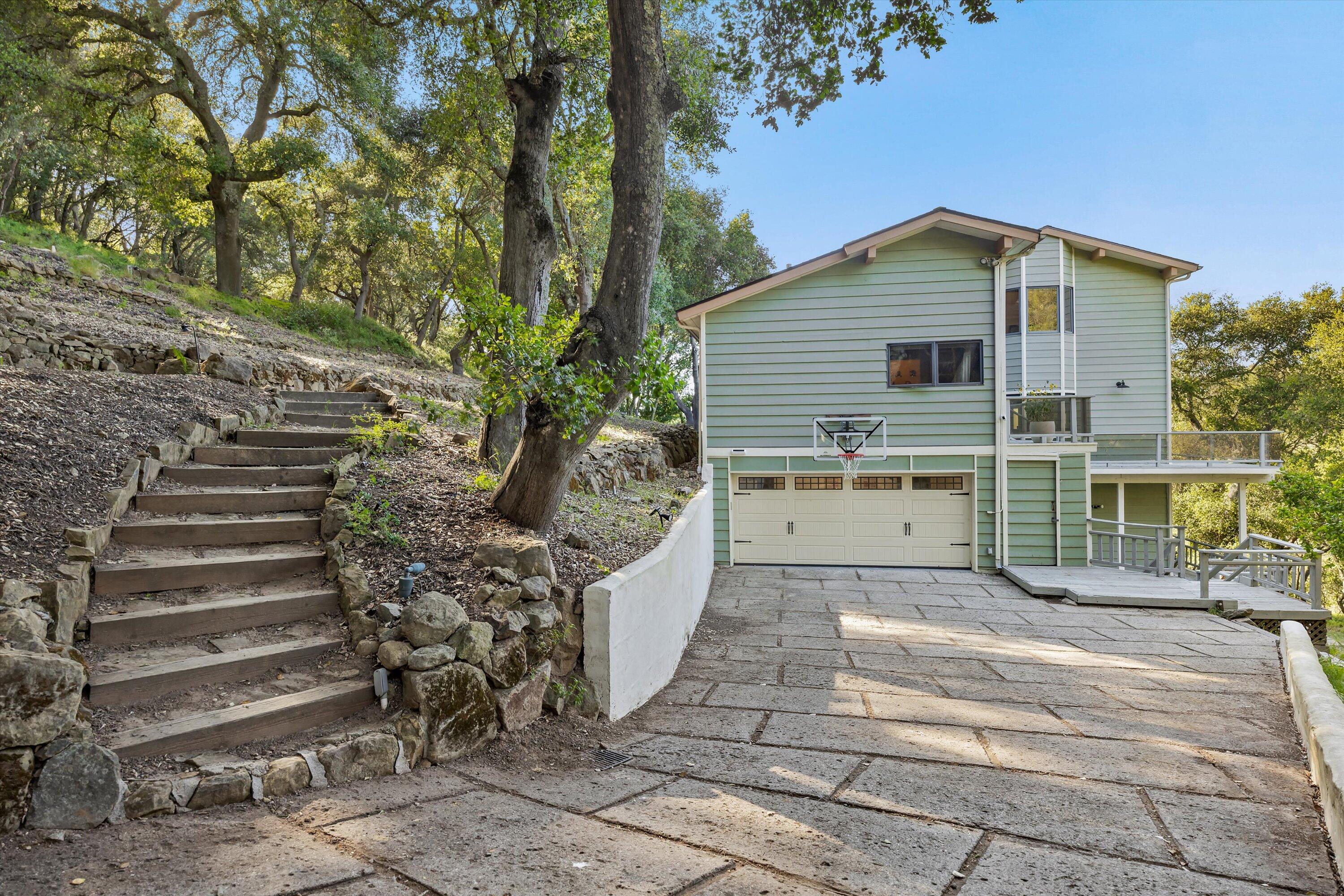 Santa Barbara, California 93105, United States, 5 Bedrooms Bedrooms, ,5 BathroomsBathrooms,Residential,Active,142843