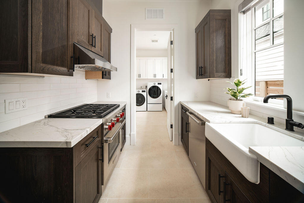 Santa Barbara, California 93013, United States, 3 Bedrooms Bedrooms, ,4 BathroomsBathrooms,Residential,Active,139393