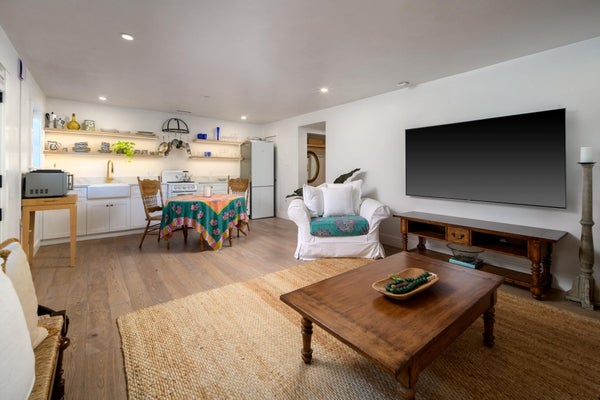 1703 CHAPALA ST # A, SANTA BARBARA, CA 93101 - Image dcaffb9dc55f987598ad7fd151e9fedc/3225293747