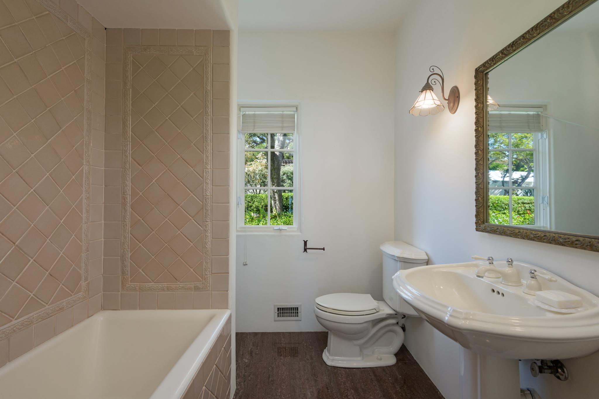 Santa Barbara, California 93103, United States, 4 Bedrooms Bedrooms, ,5 BathroomsBathrooms,Residential,Pending,132889