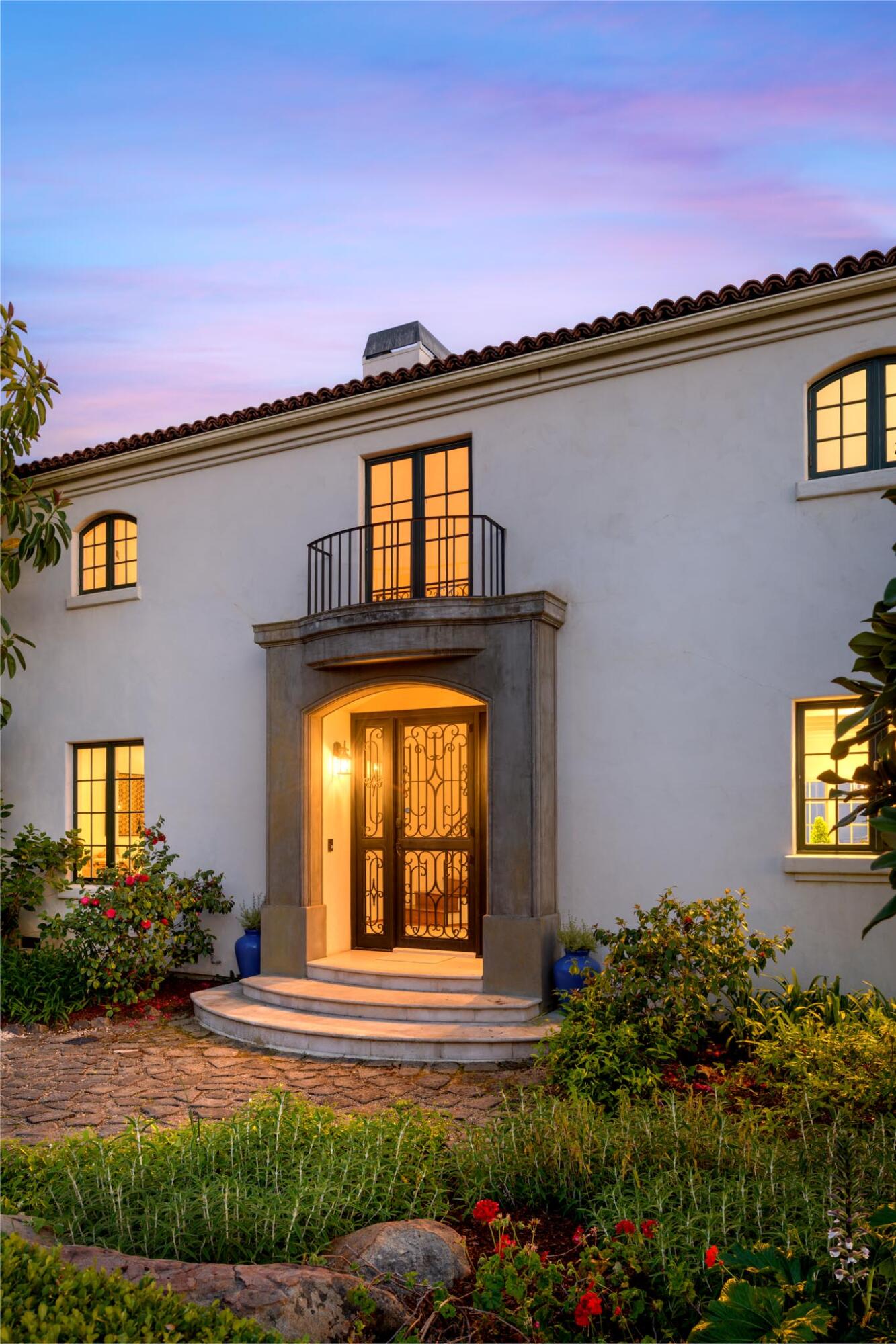 Santa Barbara, California 93103, United States, 4 Bedrooms Bedrooms, ,5 BathroomsBathrooms,Residential,Pending,132889