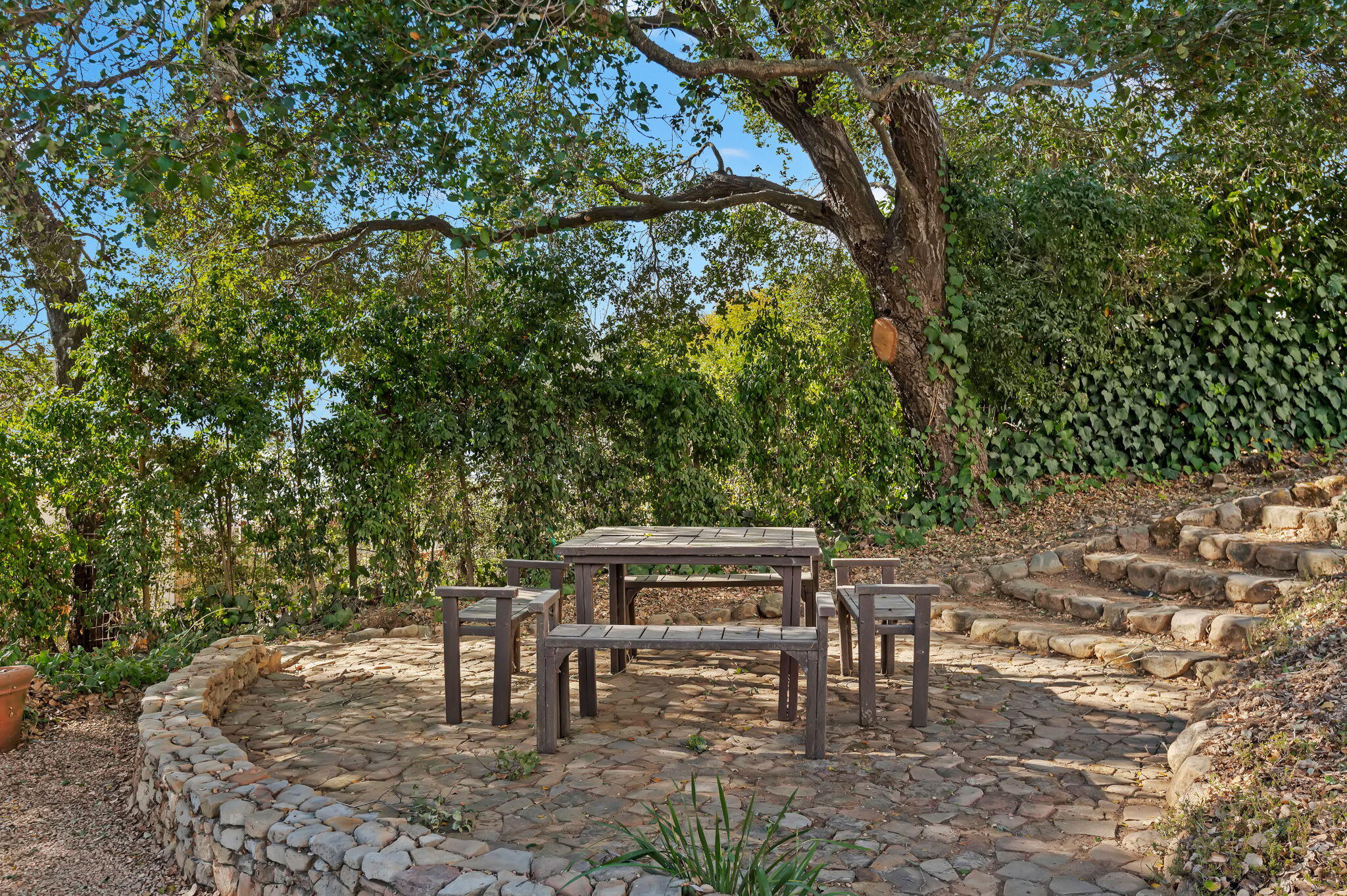 Santa Barbara, California 93103, United States, 4 Bedrooms Bedrooms, ,5 BathroomsBathrooms,Residential,Pending,132889