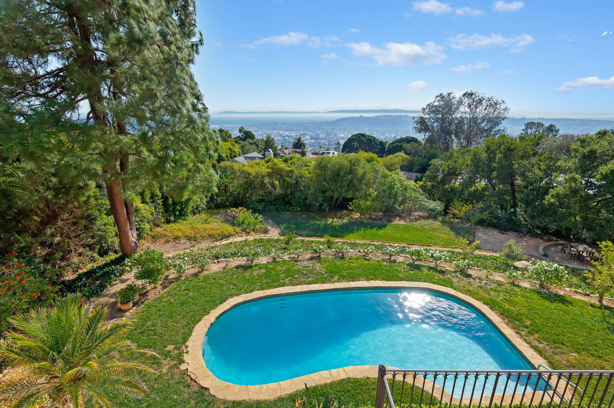 Santa Barbara, California 93103, United States, 4 Bedrooms Bedrooms, ,5 BathroomsBathrooms,Residential,Pending,132889