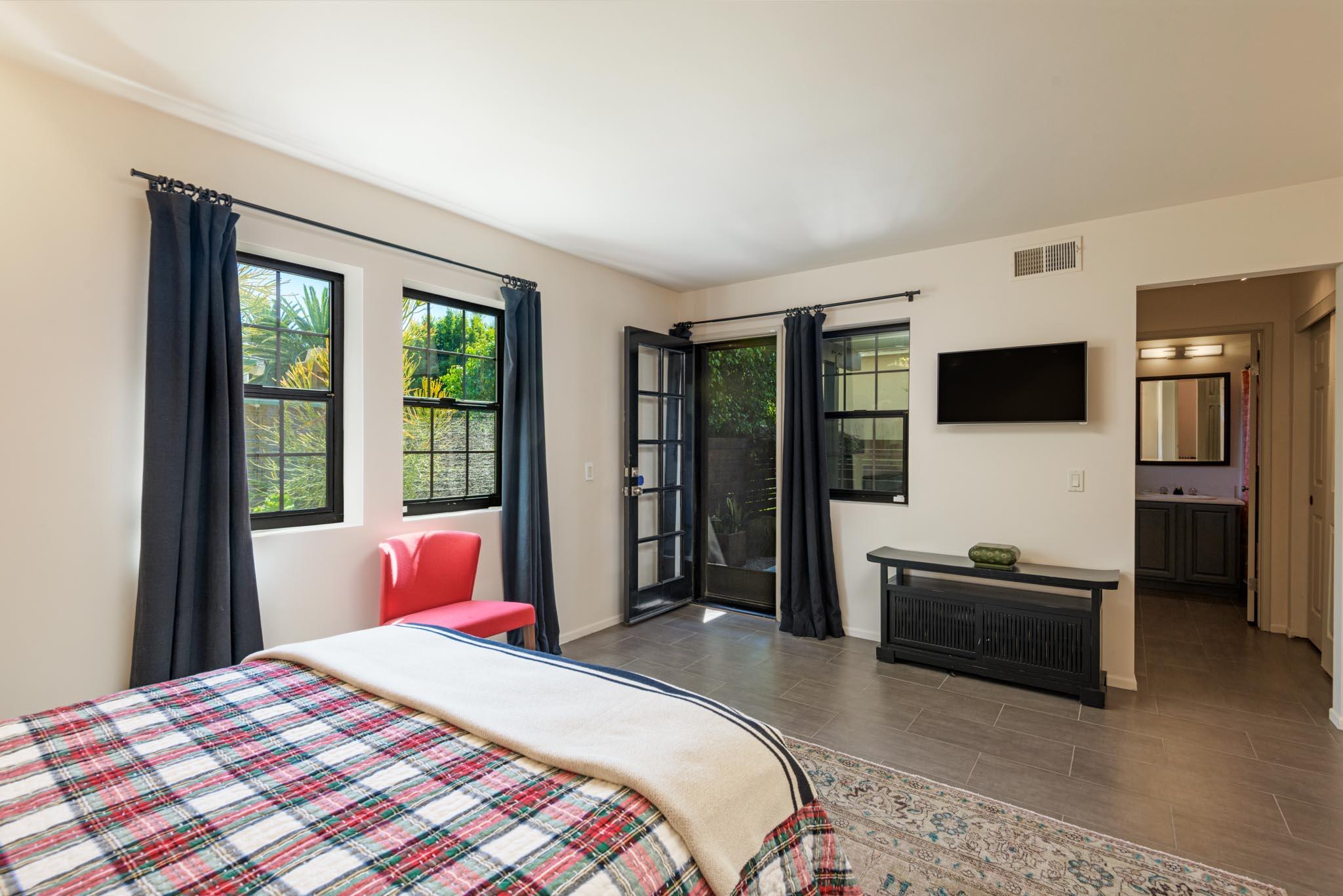 Santa Barbara, California 93101, United States, 2 Bedrooms Bedrooms, ,3 BathroomsBathrooms,Residential,Active,201731