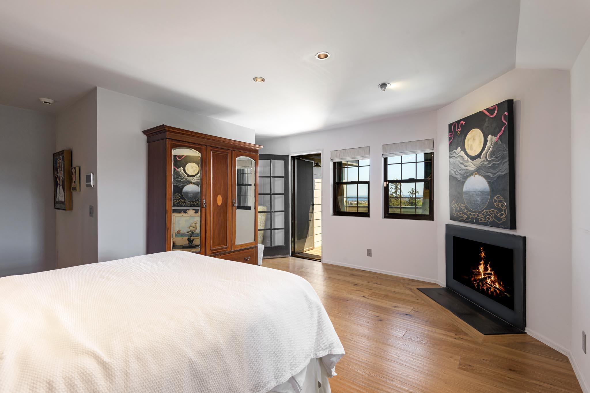 Santa Barbara, California 93101, United States, 2 Bedrooms Bedrooms, ,3 BathroomsBathrooms,Residential,Active,201731