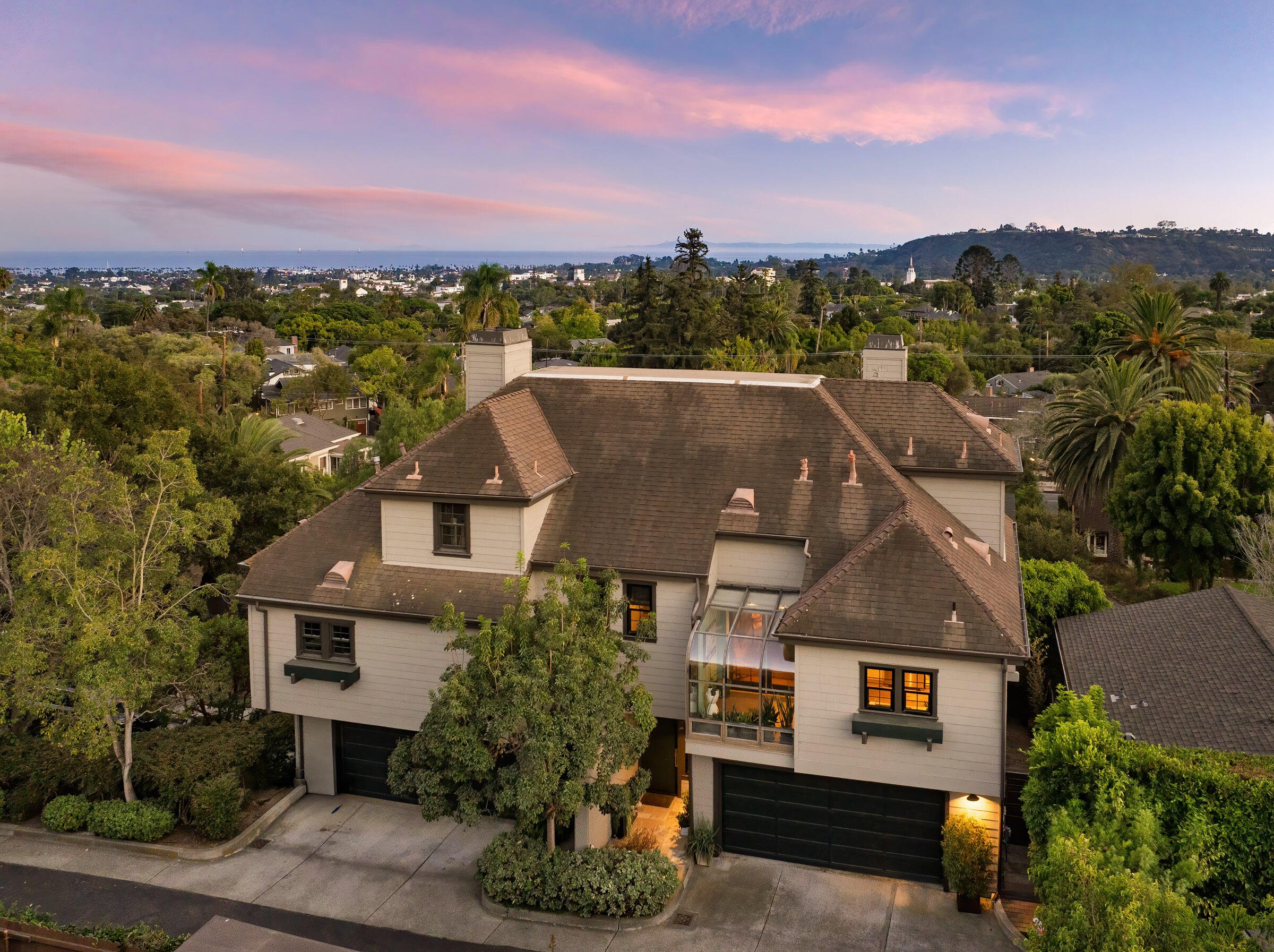 Santa Barbara, California 93101, United States, 2 Bedrooms Bedrooms, ,3 BathroomsBathrooms,Residential,Active,201731