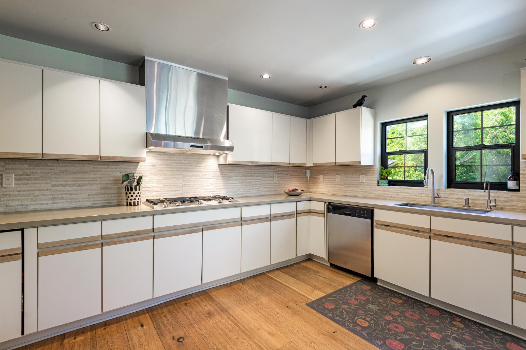 Santa Barbara, California 93101, United States, 2 Bedrooms Bedrooms, ,3 BathroomsBathrooms,Residential,Active,201731