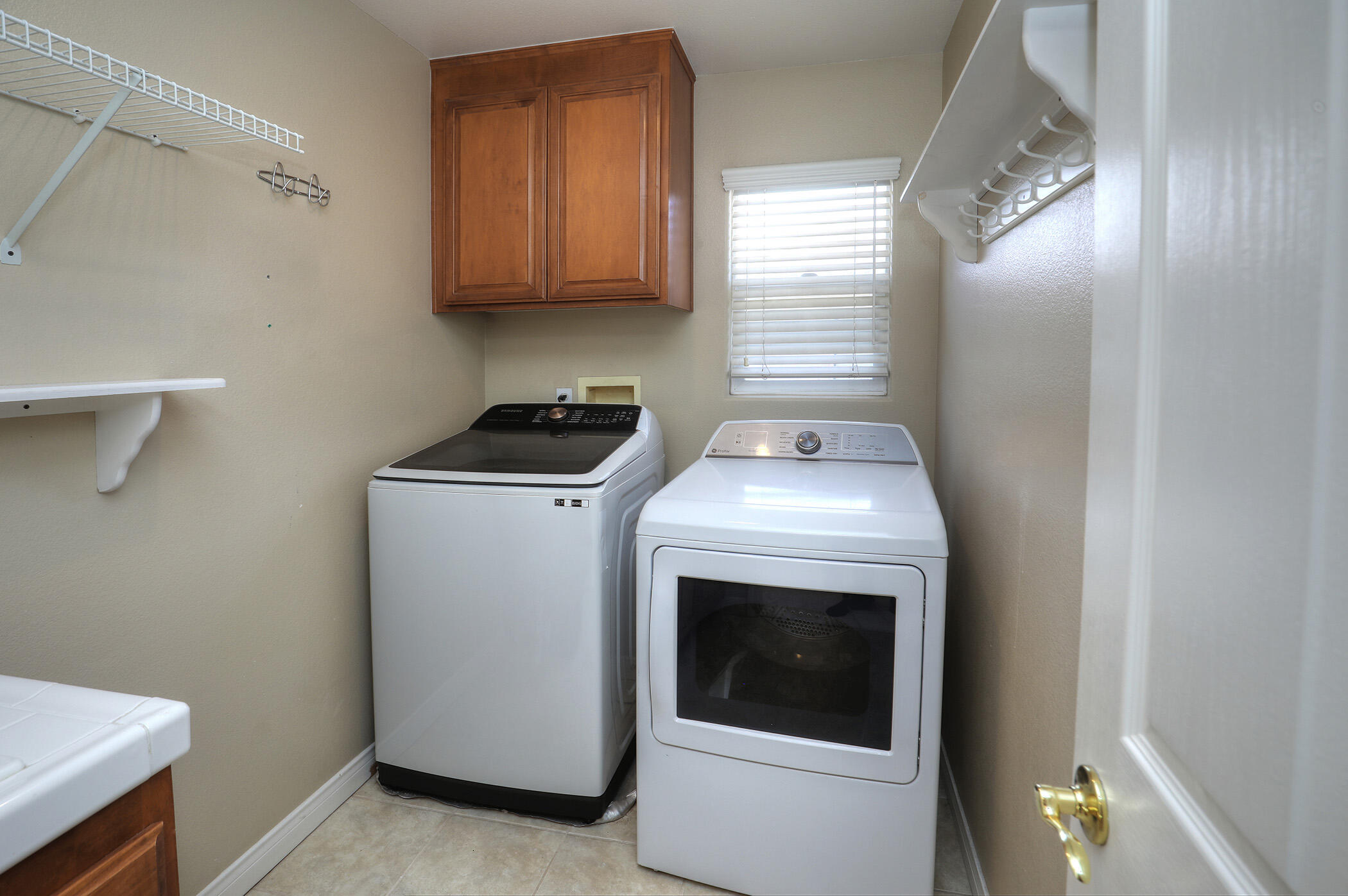 Goleta, California 93117, United States, 6 Bedrooms Bedrooms, ,3 BathroomsBathrooms,Residential,Pending,189379