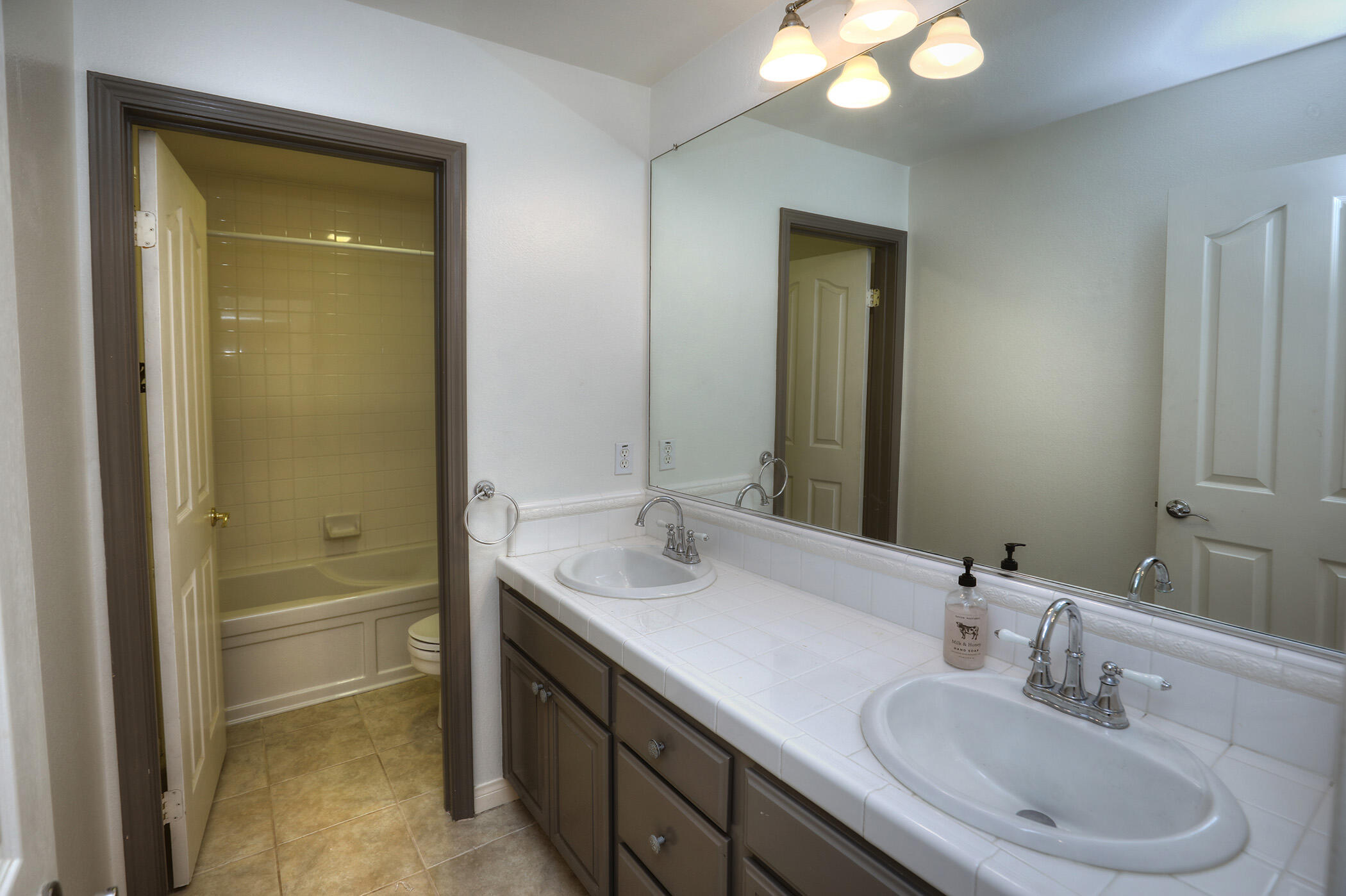 Goleta, California 93117, United States, 6 Bedrooms Bedrooms, ,3 BathroomsBathrooms,Residential,Pending,189379