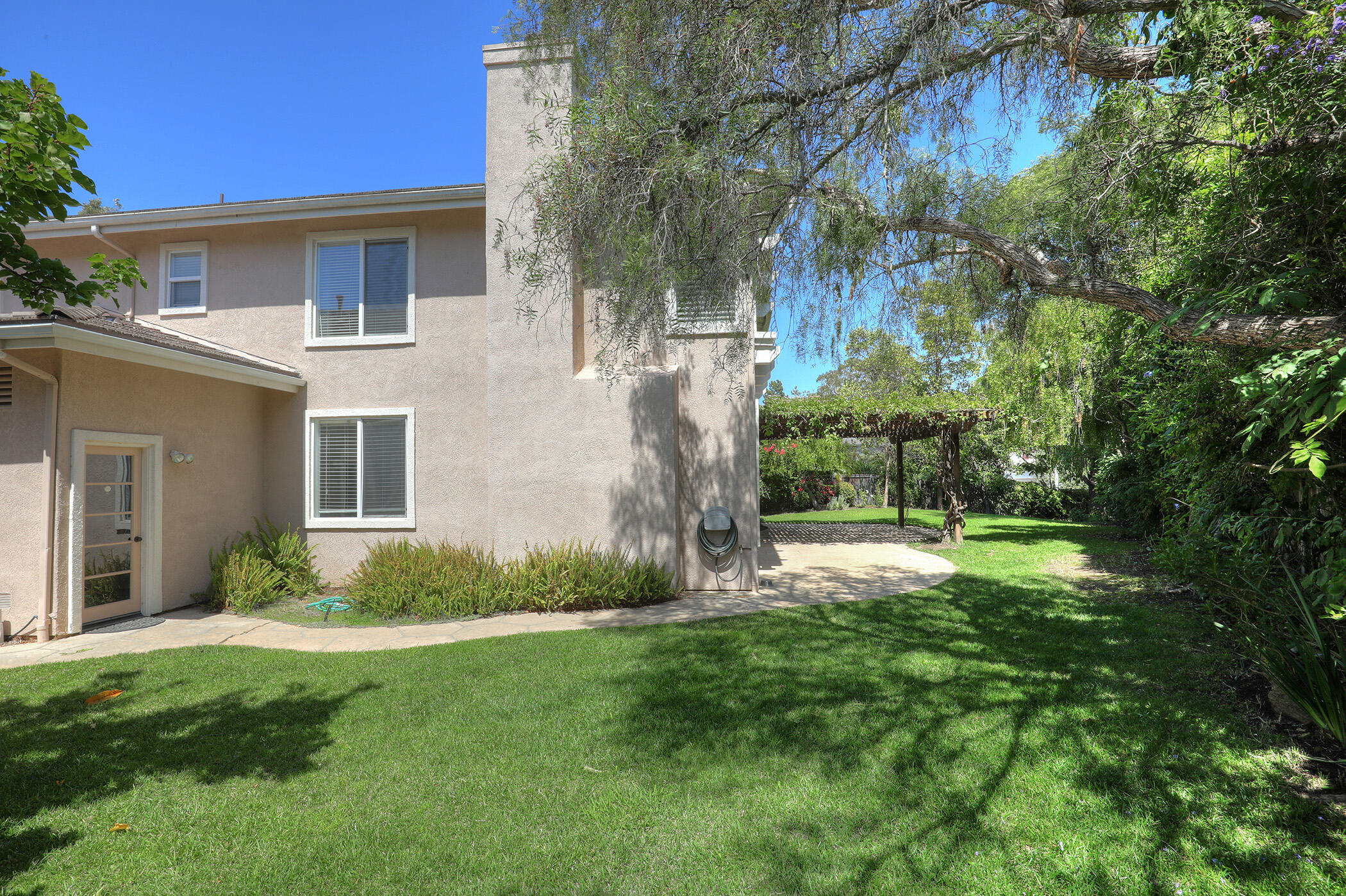 Goleta, California 93117, United States, 6 Bedrooms Bedrooms, ,3 BathroomsBathrooms,Residential,Pending,189379