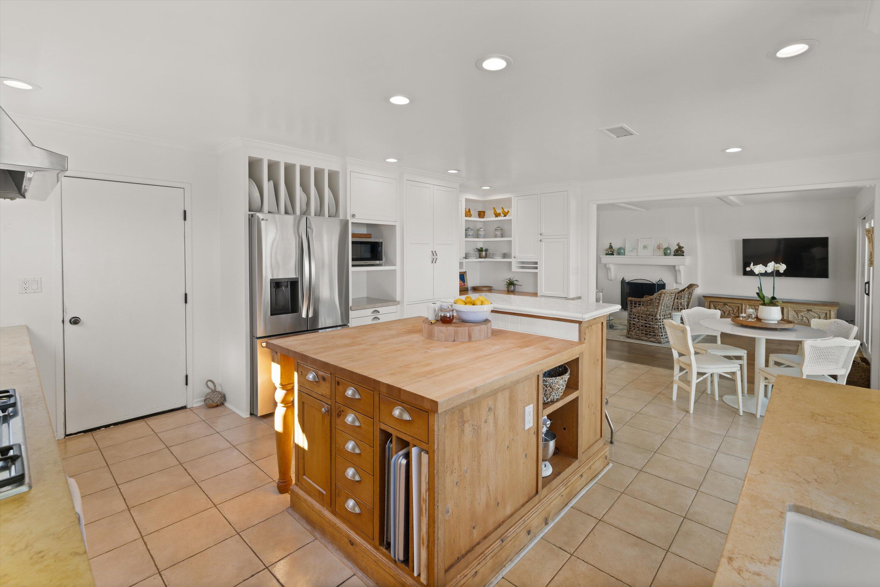 Santa Barbara, California 93109, United States, 5 Bedrooms Bedrooms, ,2 BathroomsBathrooms,Residential,Pending,77096