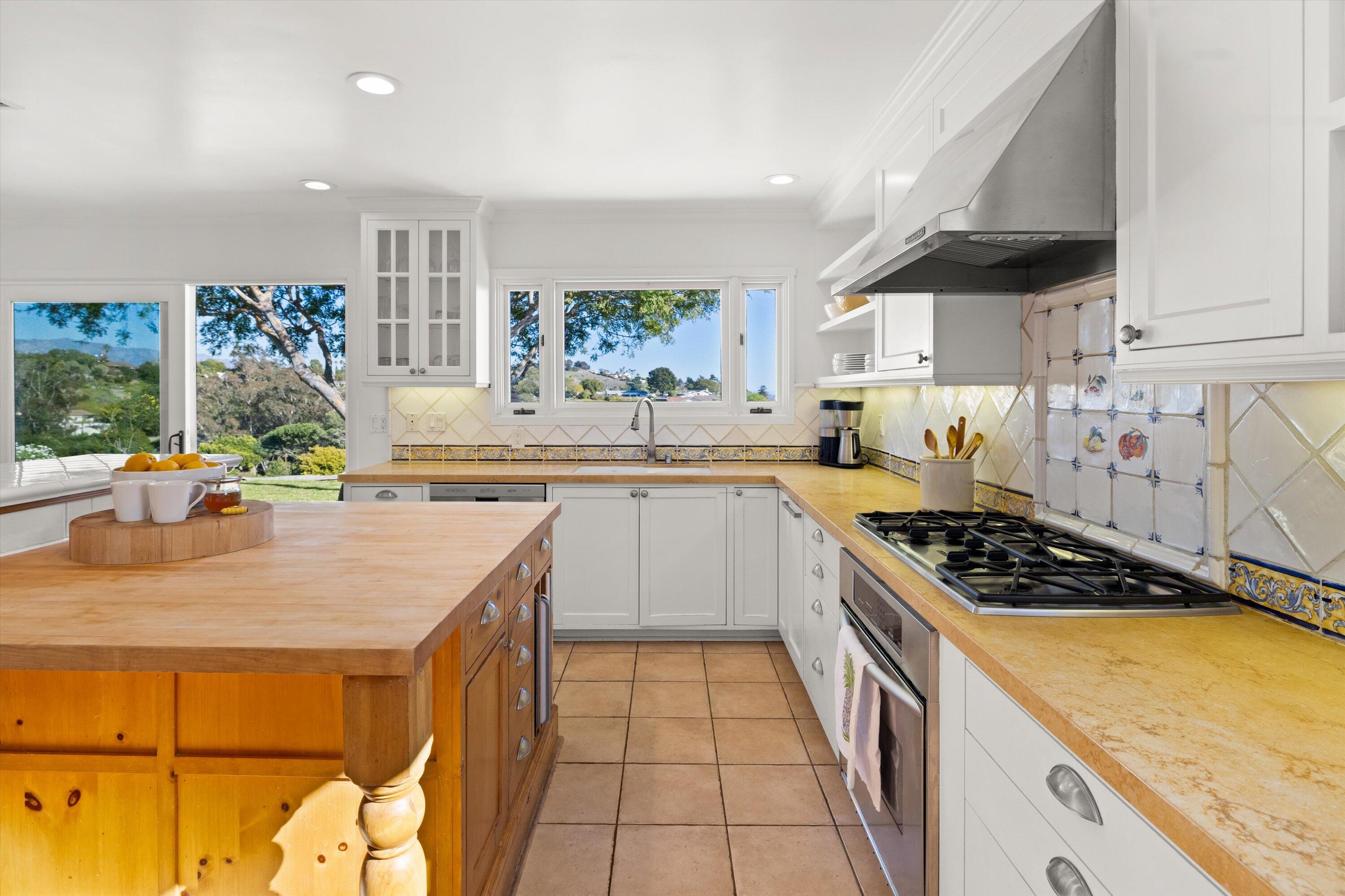 Santa Barbara, California 93109, United States, 5 Bedrooms Bedrooms, ,2 BathroomsBathrooms,Residential,Pending,77096