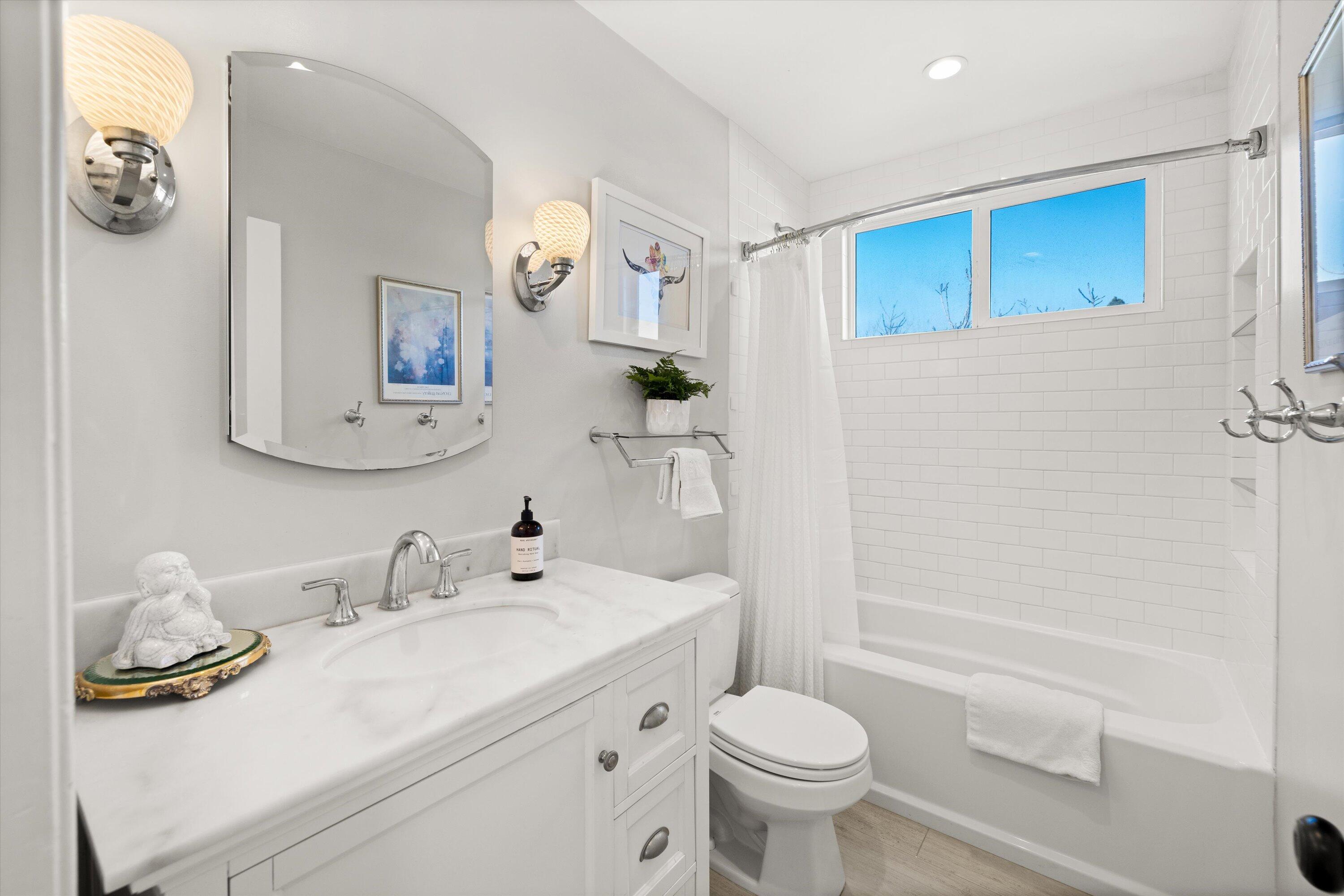 Santa Barbara, California 93109, United States, 5 Bedrooms Bedrooms, ,2 BathroomsBathrooms,Residential,Pending,77096