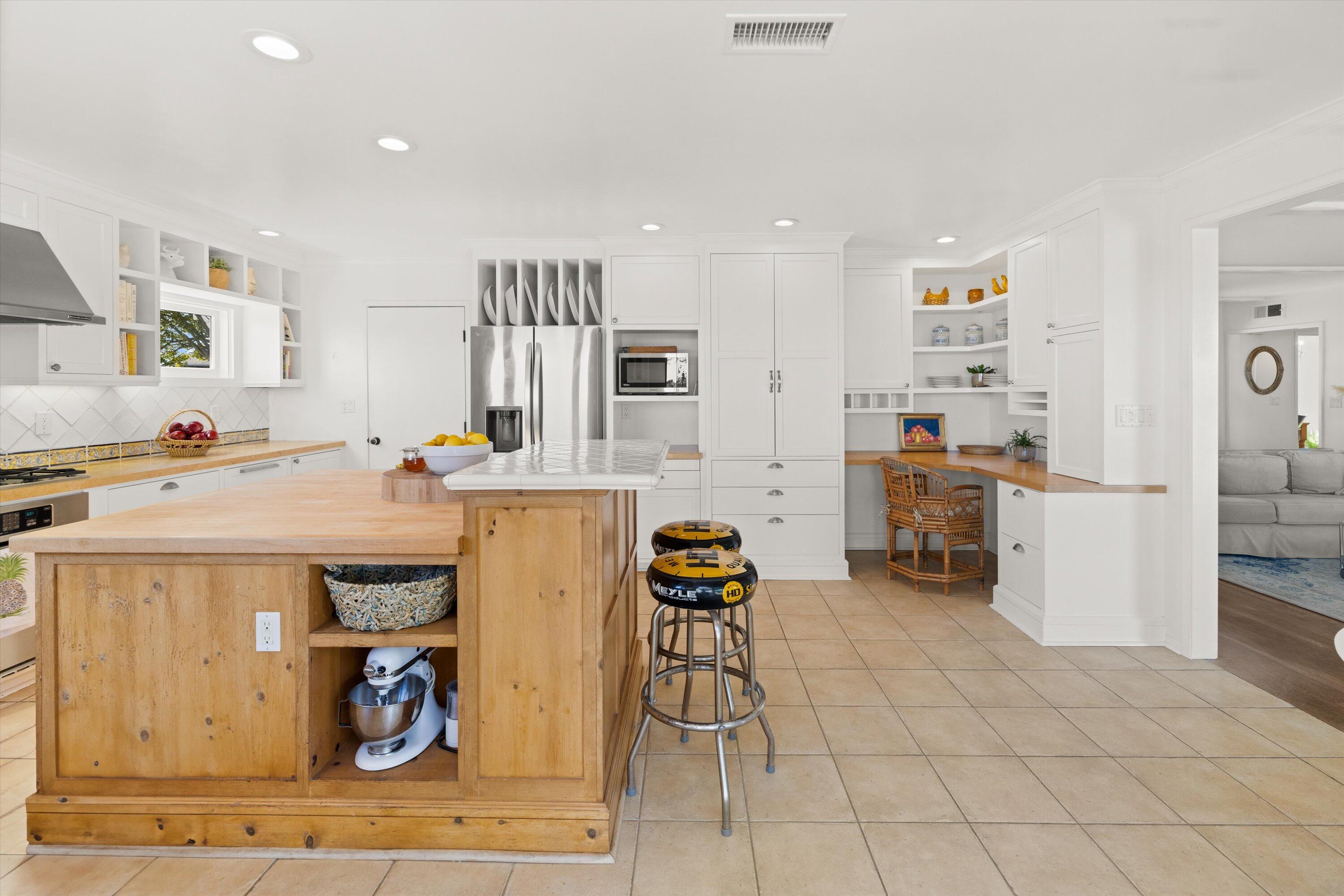 Santa Barbara, California 93109, United States, 5 Bedrooms Bedrooms, ,2 BathroomsBathrooms,Residential,Pending,77096