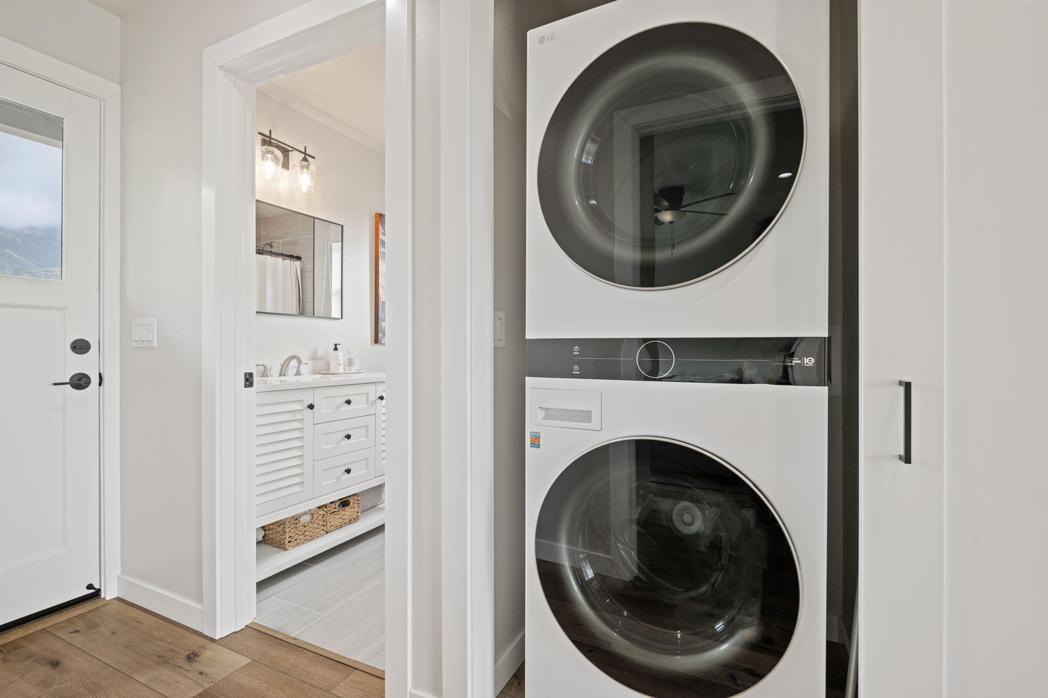 Santa Barbara, California 93105, United States, 4 Bedrooms Bedrooms, ,3 BathroomsBathrooms,Residential,Pending,99369