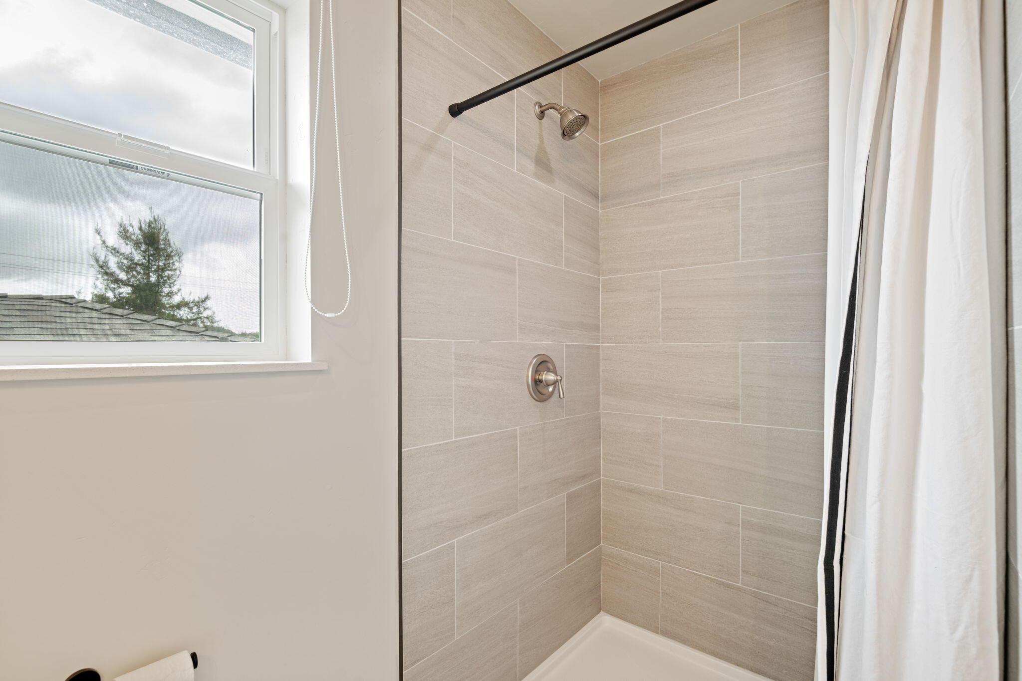 Santa Barbara, California 93105, United States, 4 Bedrooms Bedrooms, ,3 BathroomsBathrooms,Residential,Pending,99369