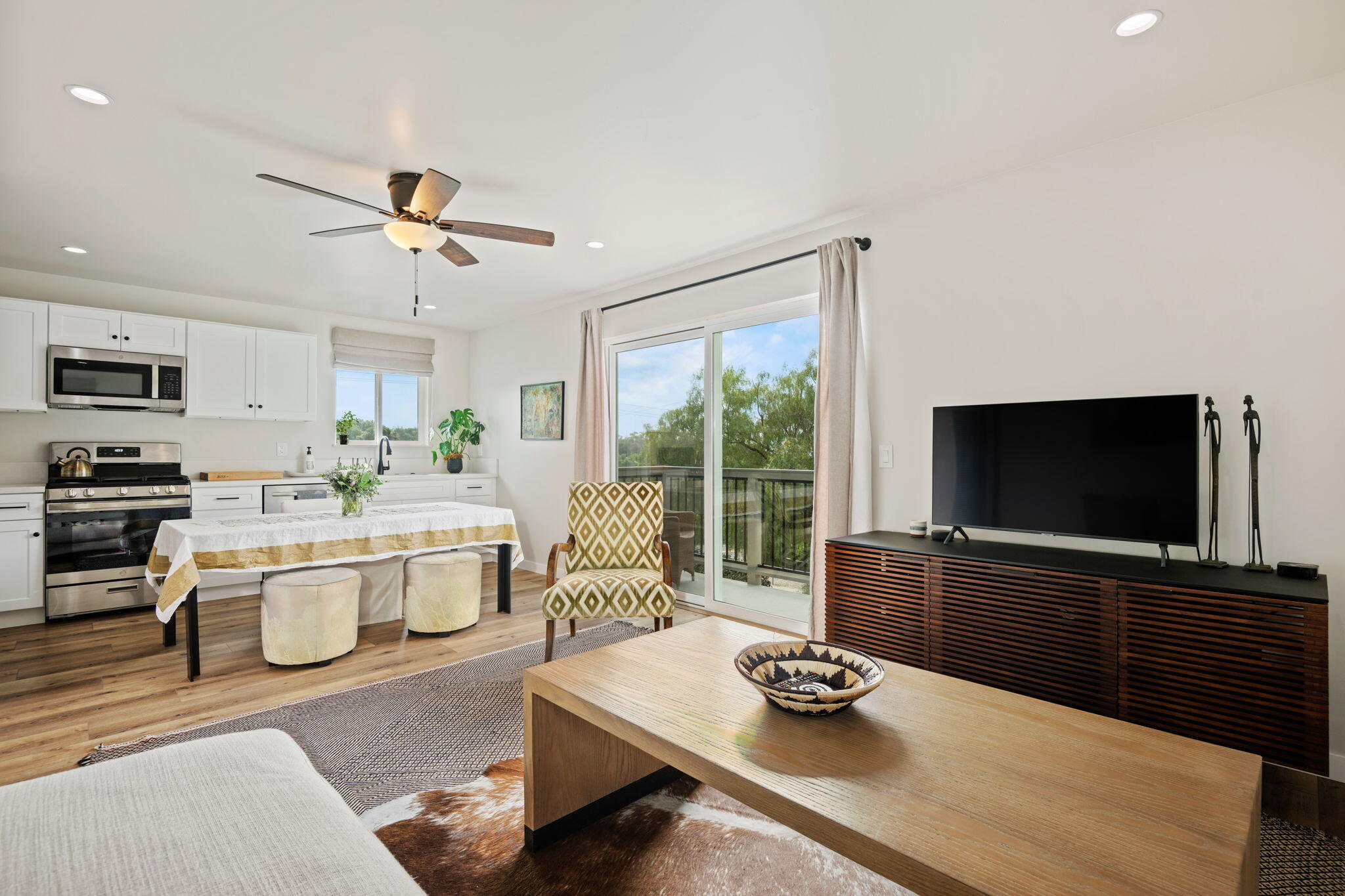 Santa Barbara, California 93105, United States, 4 Bedrooms Bedrooms, ,3 BathroomsBathrooms,Residential,Pending,99369