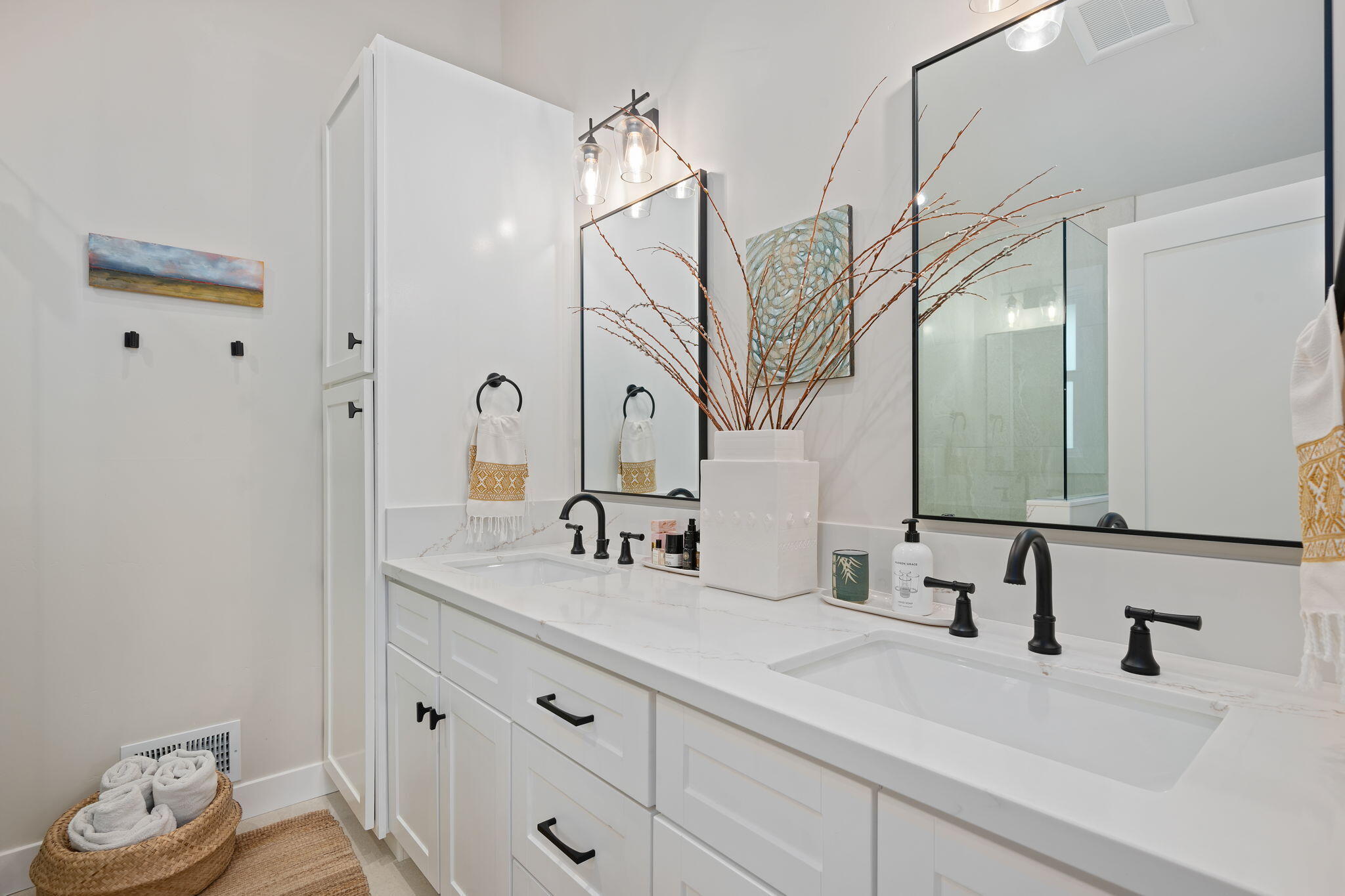 Santa Barbara, California 93105, United States, 4 Bedrooms Bedrooms, ,3 BathroomsBathrooms,Residential,Pending,99369