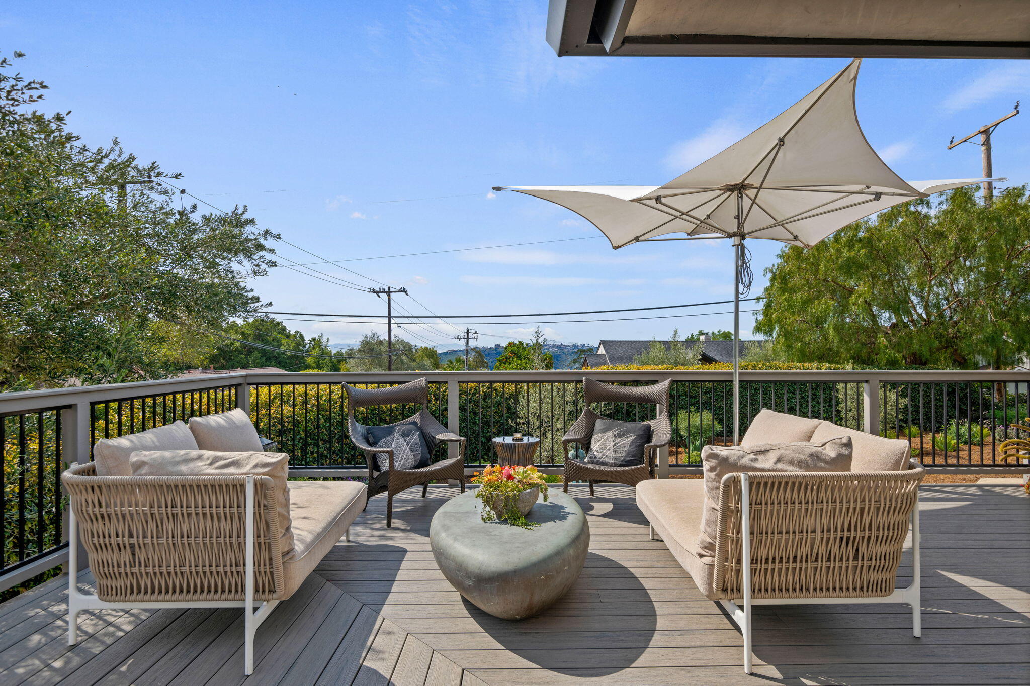 Santa Barbara, California 93105, United States, 4 Bedrooms Bedrooms, ,3 BathroomsBathrooms,Residential,Pending,99369