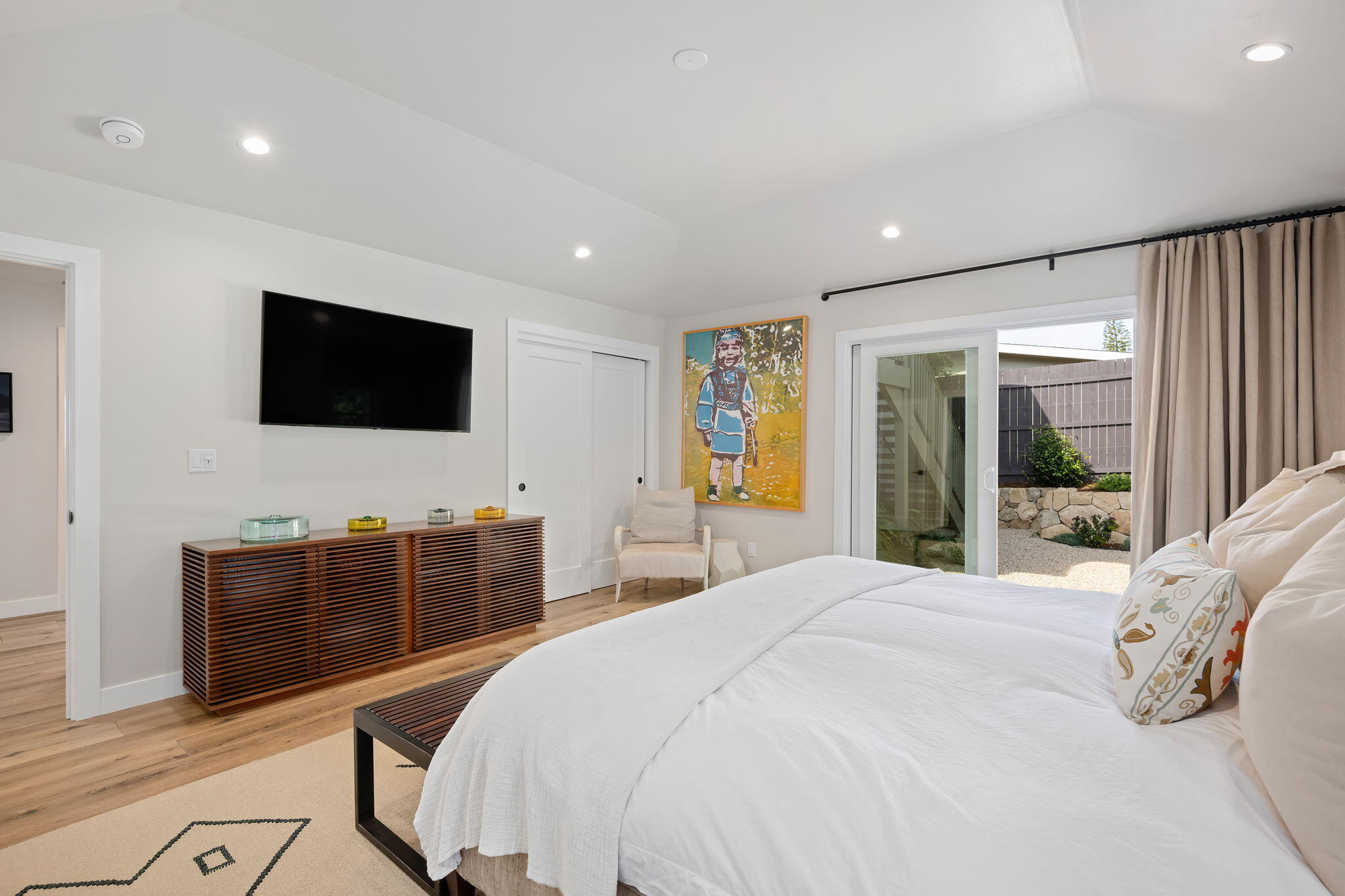 Santa Barbara, California 93105, United States, 4 Bedrooms Bedrooms, ,3 BathroomsBathrooms,Residential,Pending,99369