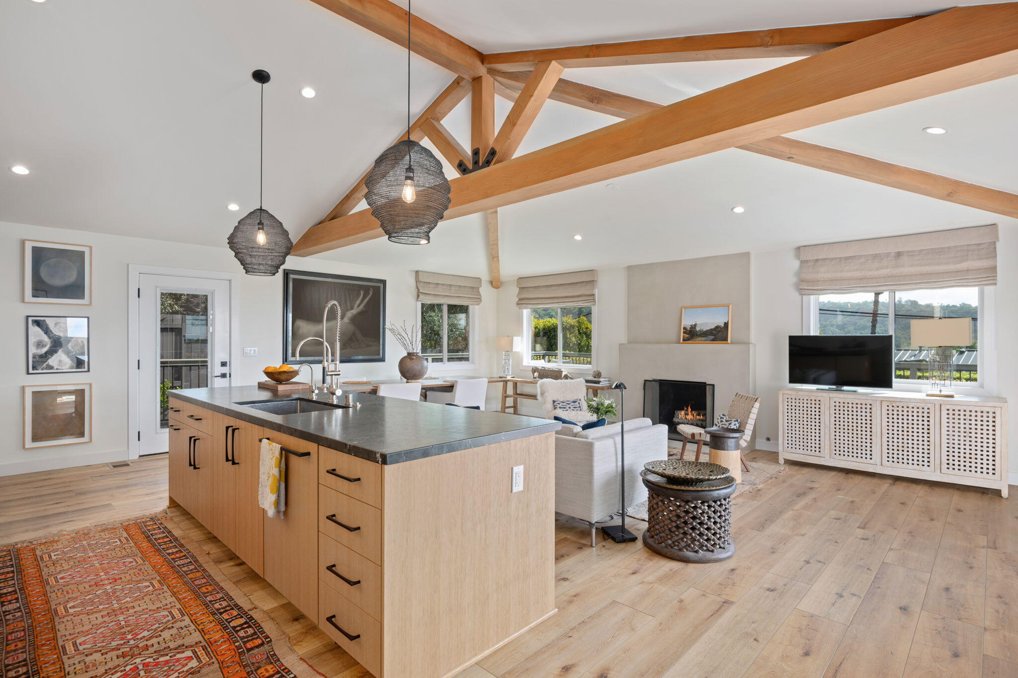 Santa Barbara, California 93105, United States, 4 Bedrooms Bedrooms, ,3 BathroomsBathrooms,Residential,Pending,99369