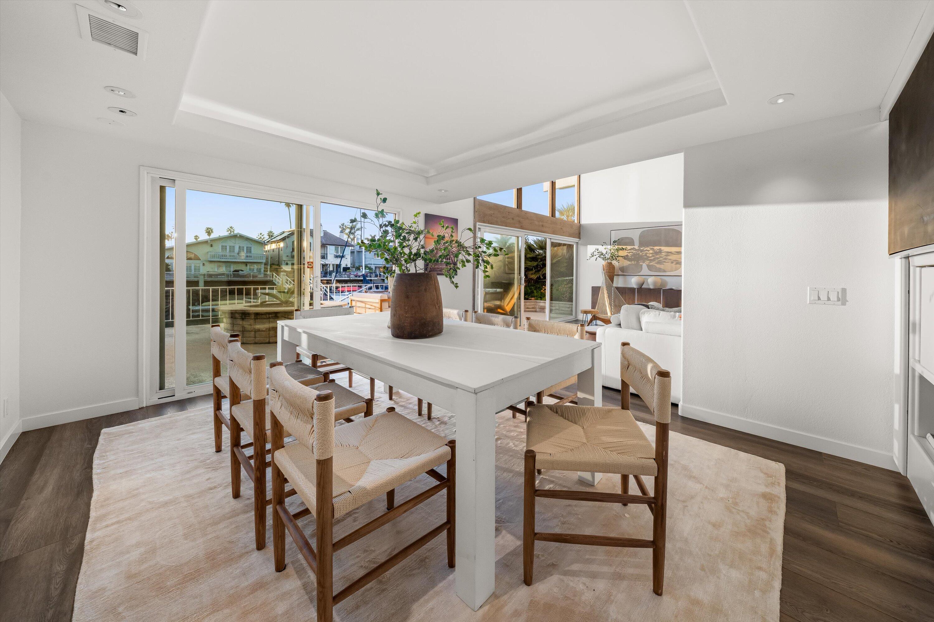 Ventura, California 93001, United States, 5 Bedrooms Bedrooms, ,3 BathroomsBathrooms,Residential,Pending,253108