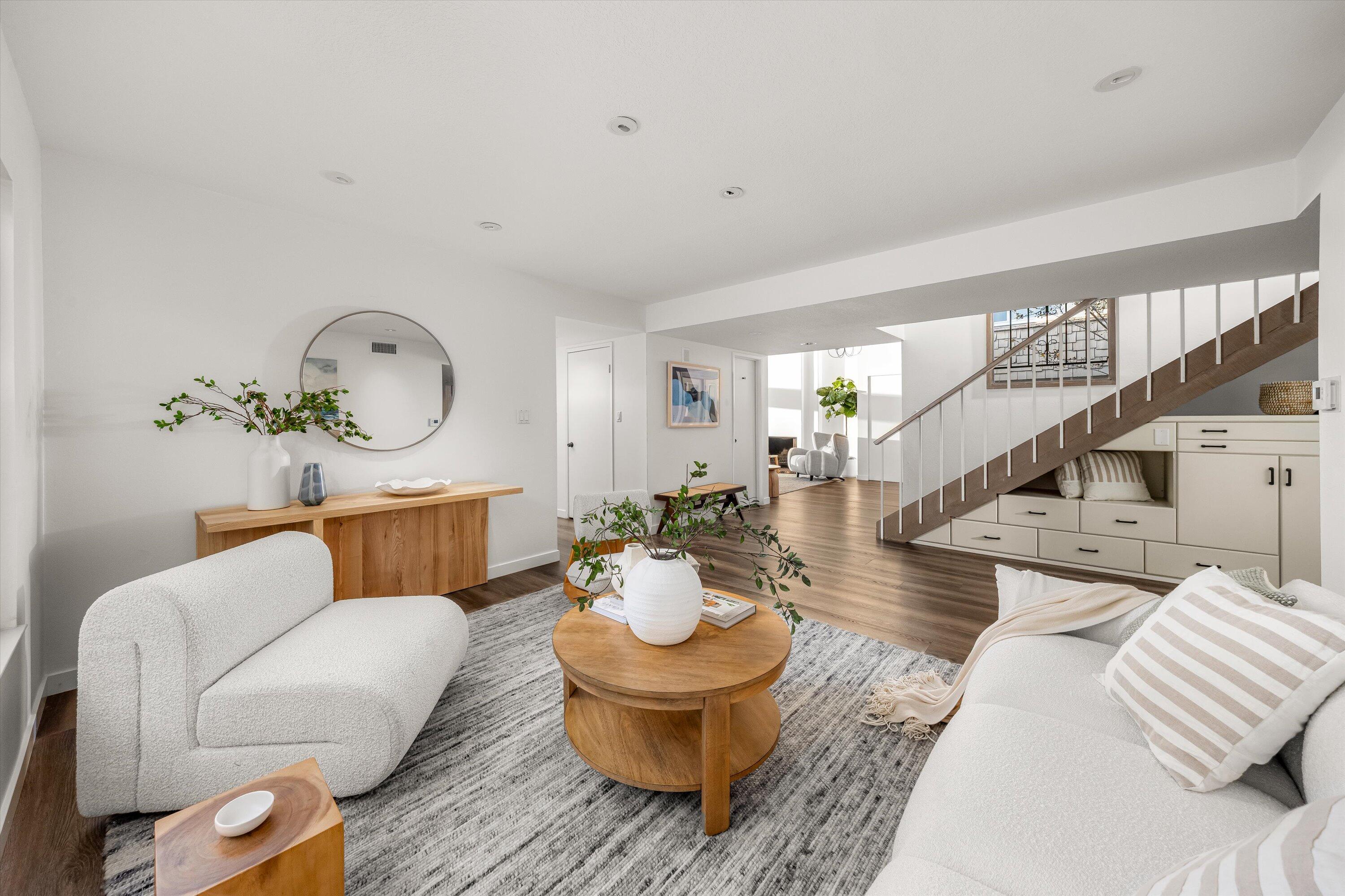 Ventura, California 93001, United States, 5 Bedrooms Bedrooms, ,3 BathroomsBathrooms,Residential,Pending,253108