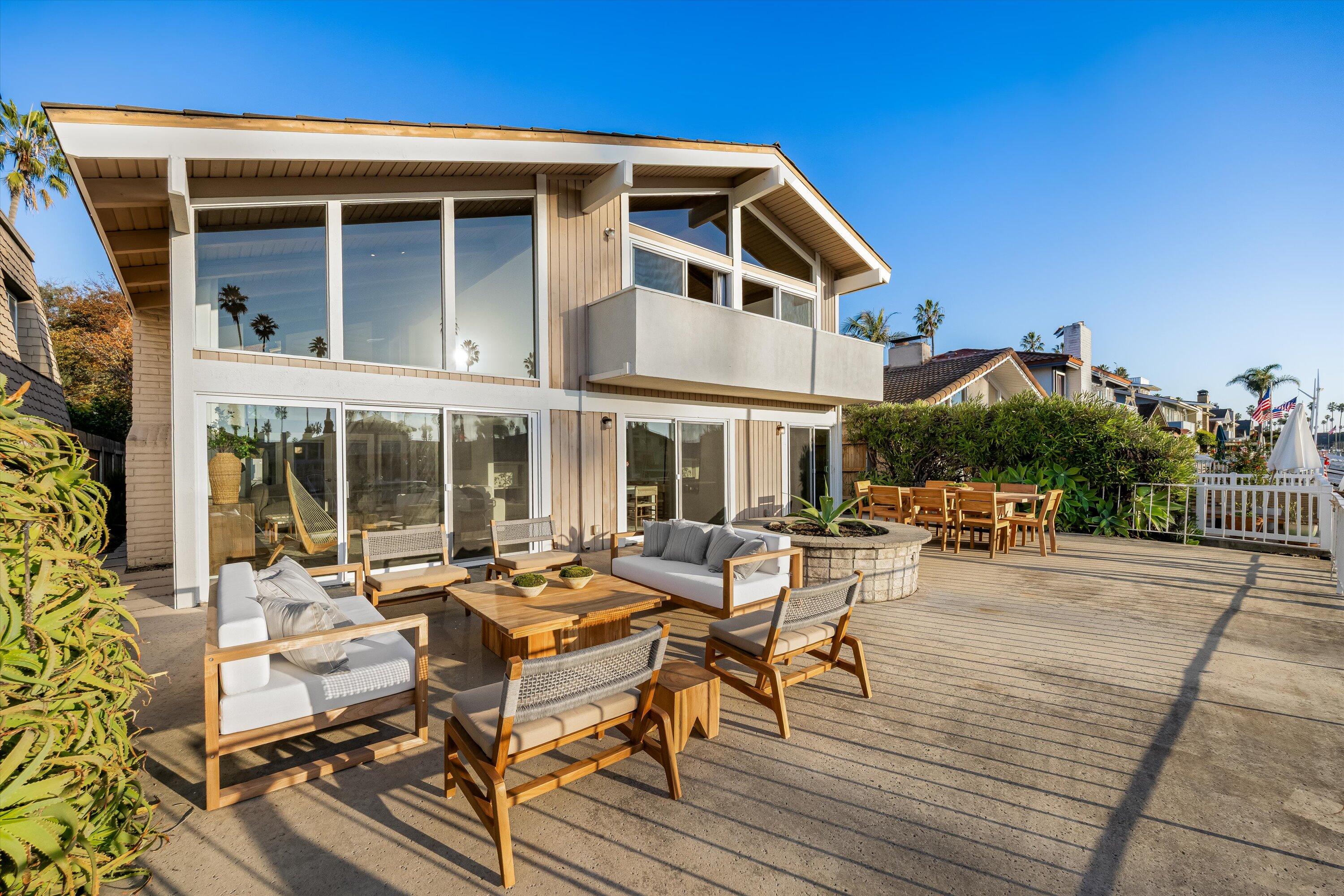 Ventura, California 93001, United States, 5 Bedrooms Bedrooms, ,3 BathroomsBathrooms,Residential,Pending,253108