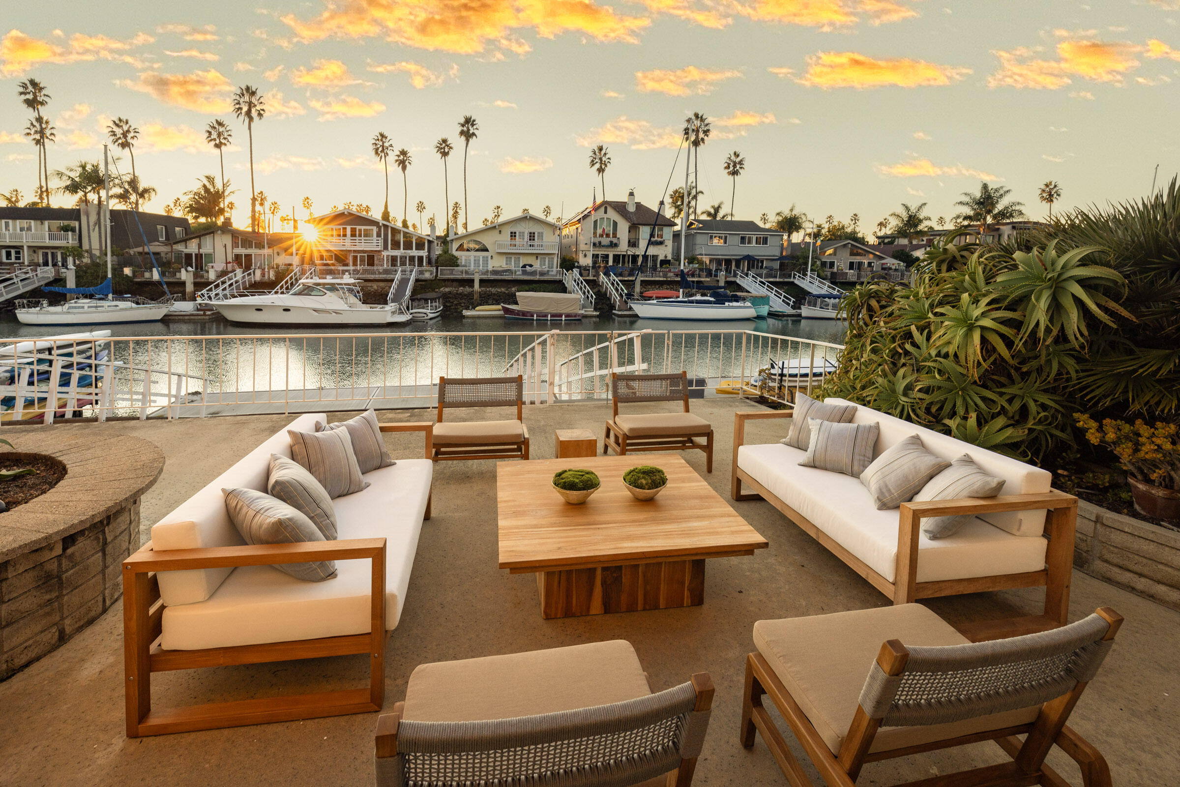 Ventura, California 93001, United States, 5 Bedrooms Bedrooms, ,3 BathroomsBathrooms,Residential,Pending,253108