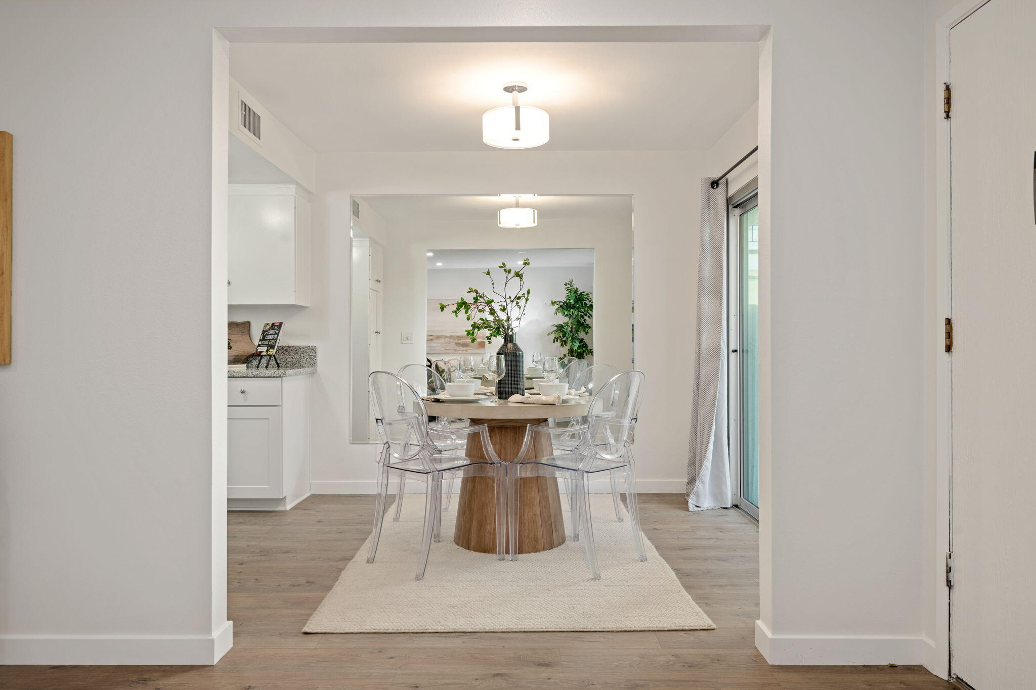 Santa Barbara, California 93101, United States, 2 Bedrooms Bedrooms, ,2 BathroomsBathrooms,Residential,Active,167460