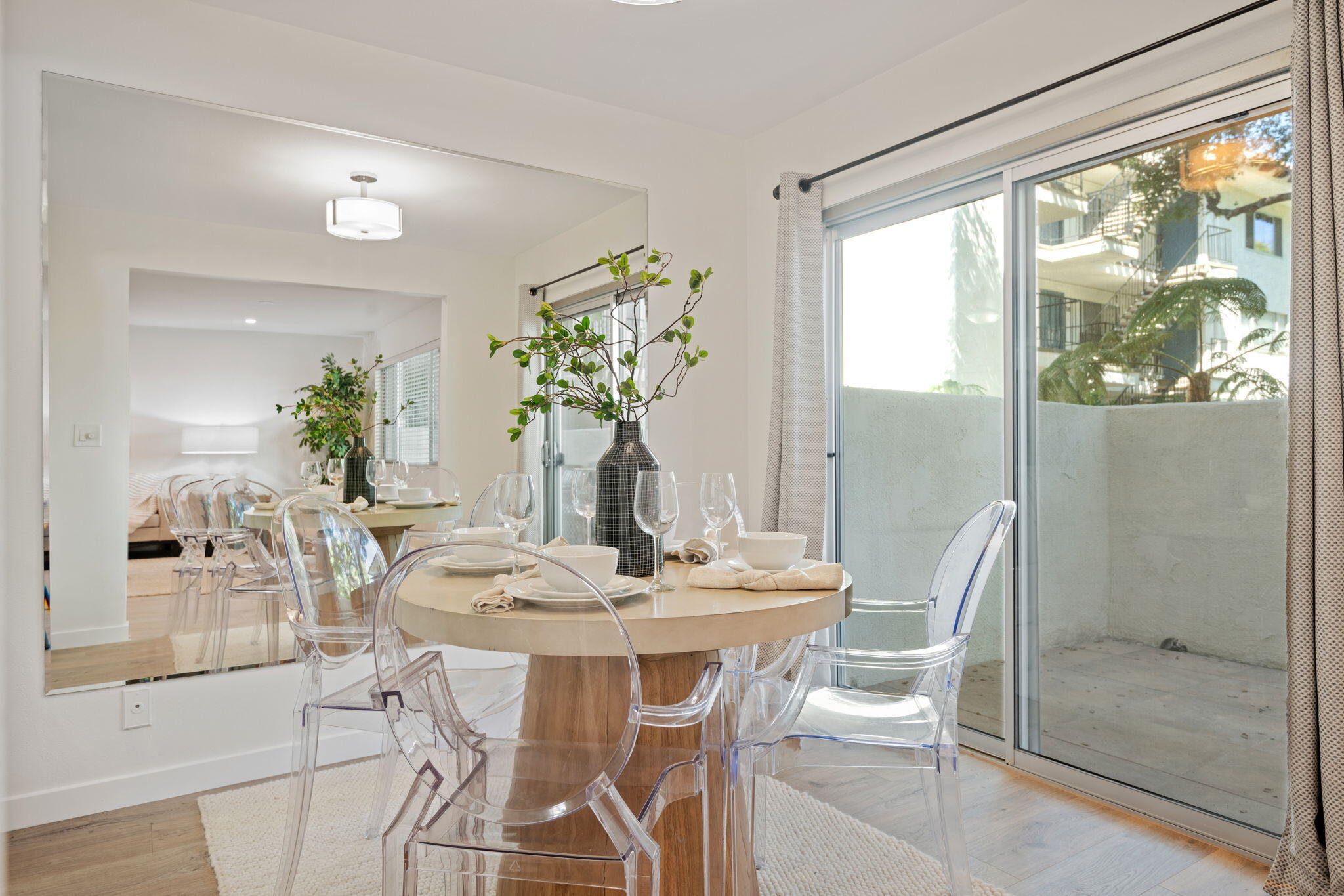 Santa Barbara, California 93101, United States, 2 Bedrooms Bedrooms, ,2 BathroomsBathrooms,Residential,Active,167460