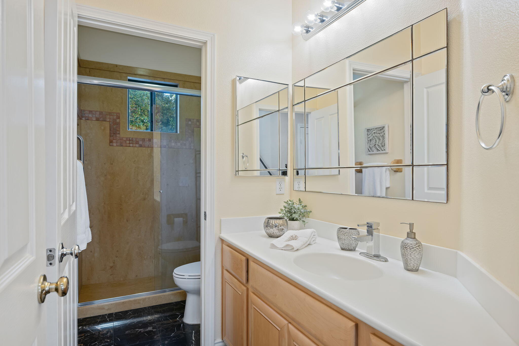 Santa Barbara, California 93111, United States, 4 Bedrooms Bedrooms, ,3 BathroomsBathrooms,Residential,Active,135641