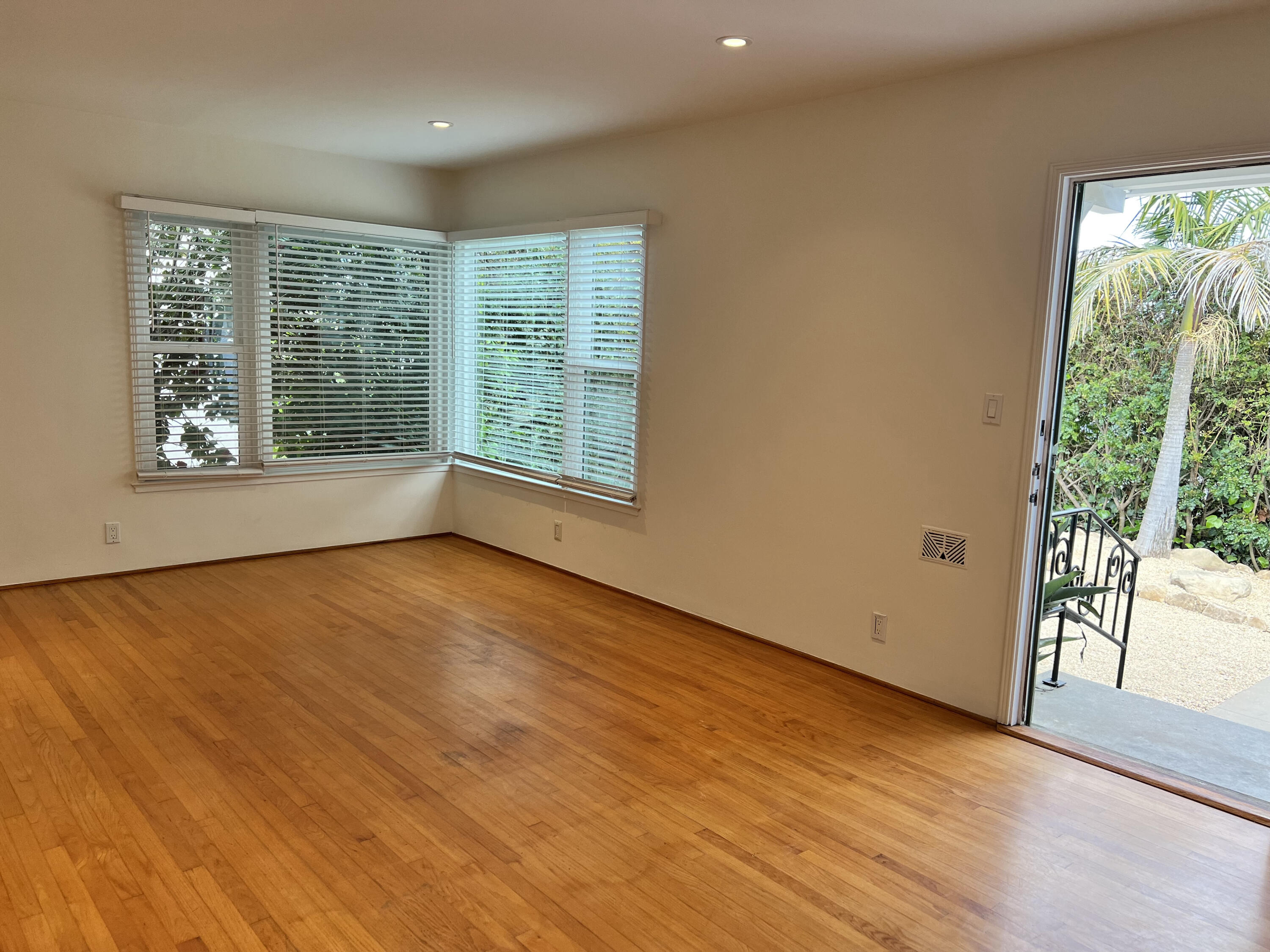 Santa Barbara, California 93101, United States, 3 Bedrooms Bedrooms, ,1 BathroomBathrooms,Residential,Active,59964