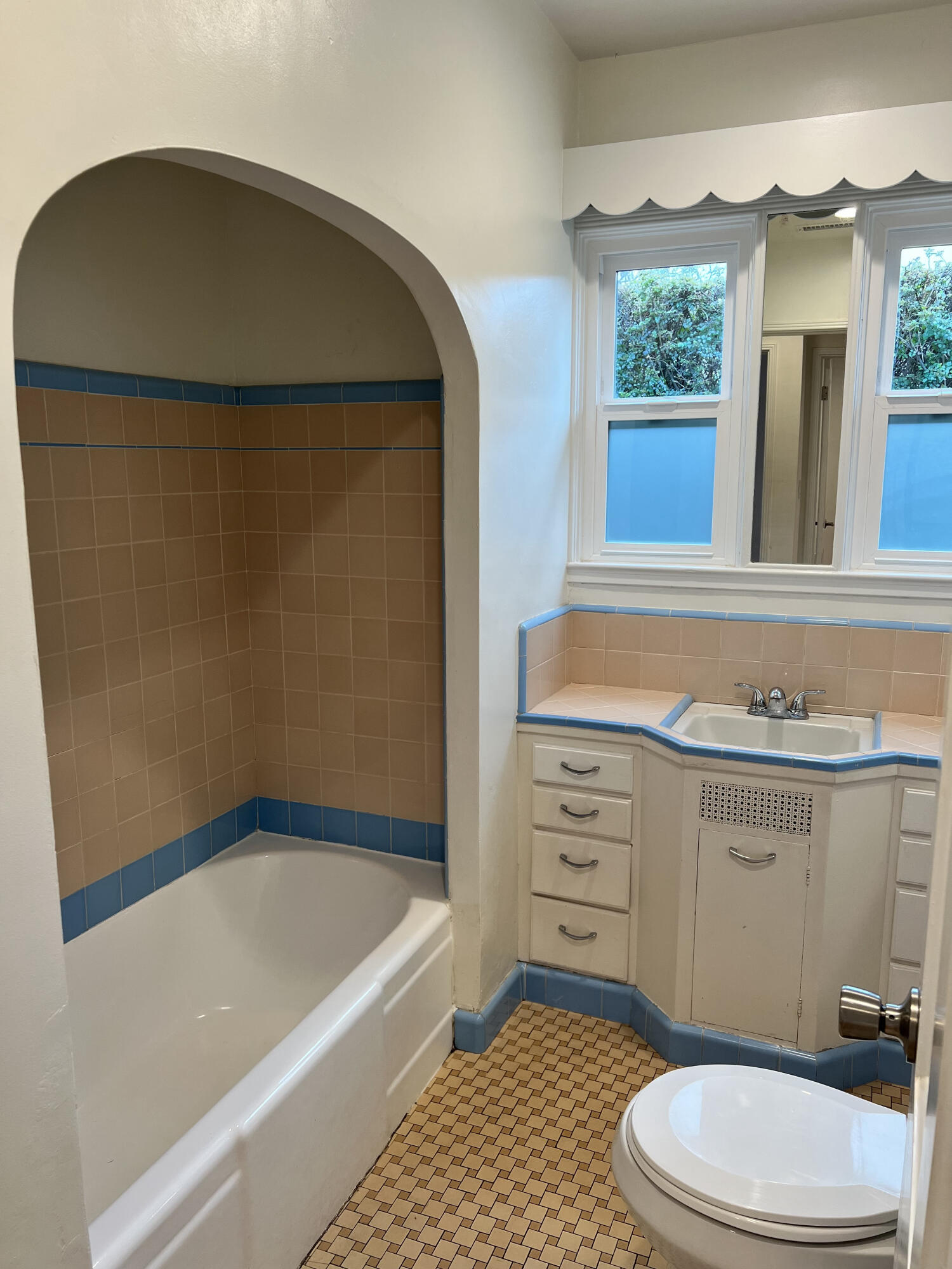 Santa Barbara, California 93101, United States, 3 Bedrooms Bedrooms, ,1 BathroomBathrooms,Residential,Active,59964