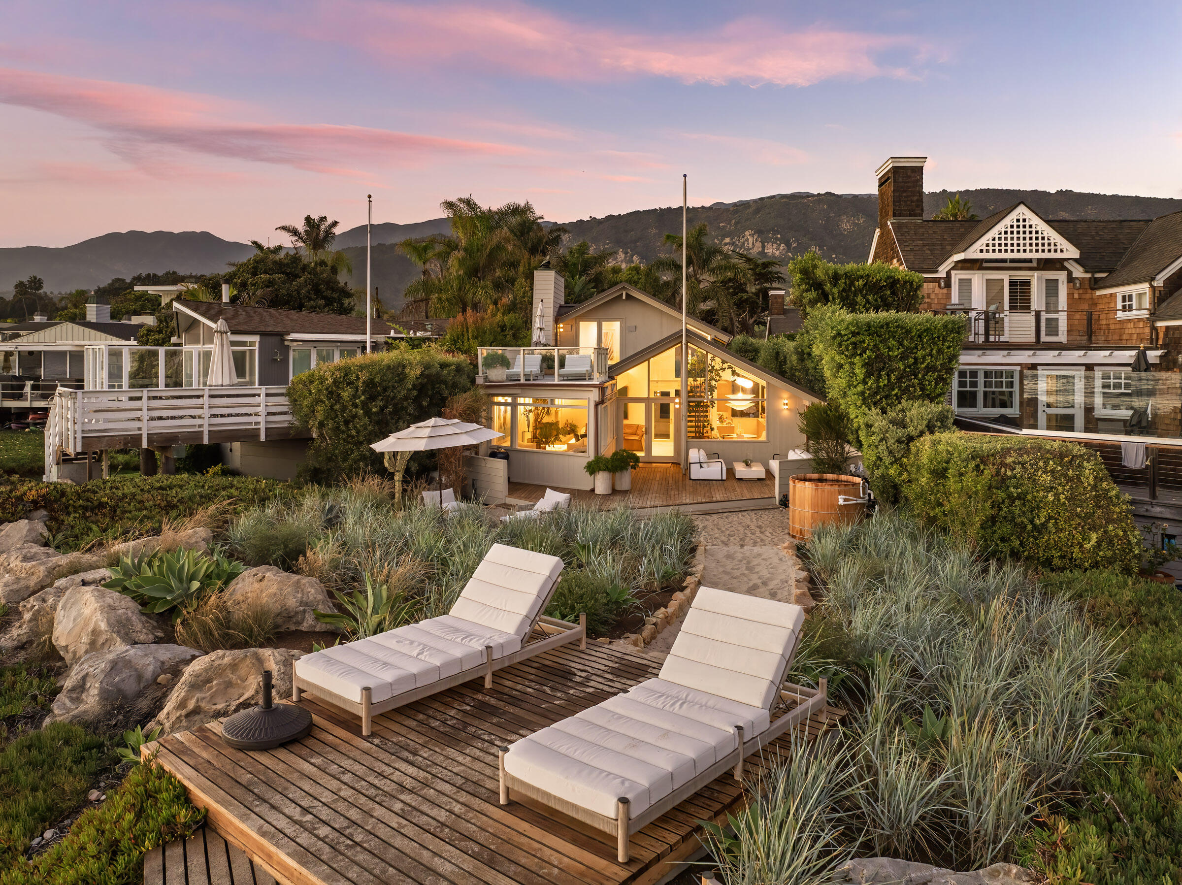 Carpinteria, California 93013, United States, 5 Bedrooms Bedrooms, ,4 BathroomsBathrooms,Residential,Active,222295