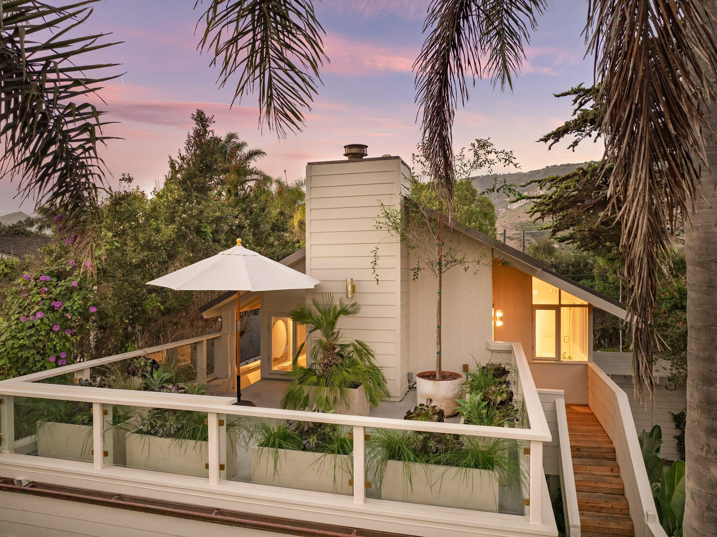 Carpinteria, California 93013, United States, 5 Bedrooms Bedrooms, ,4 BathroomsBathrooms,Residential,Active,222295