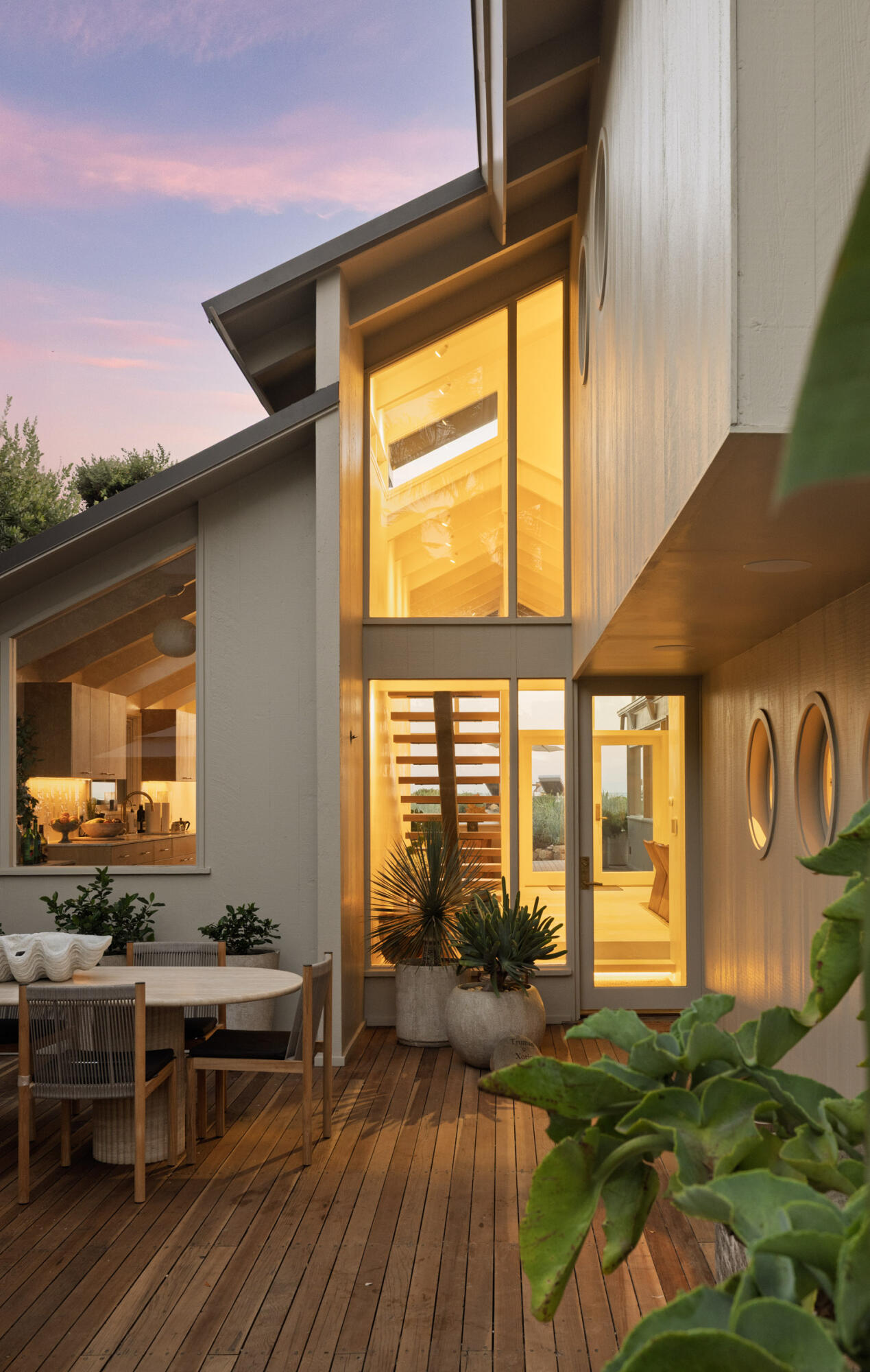 Carpinteria, California 93013, United States, 5 Bedrooms Bedrooms, ,4 BathroomsBathrooms,Residential,Active,222295