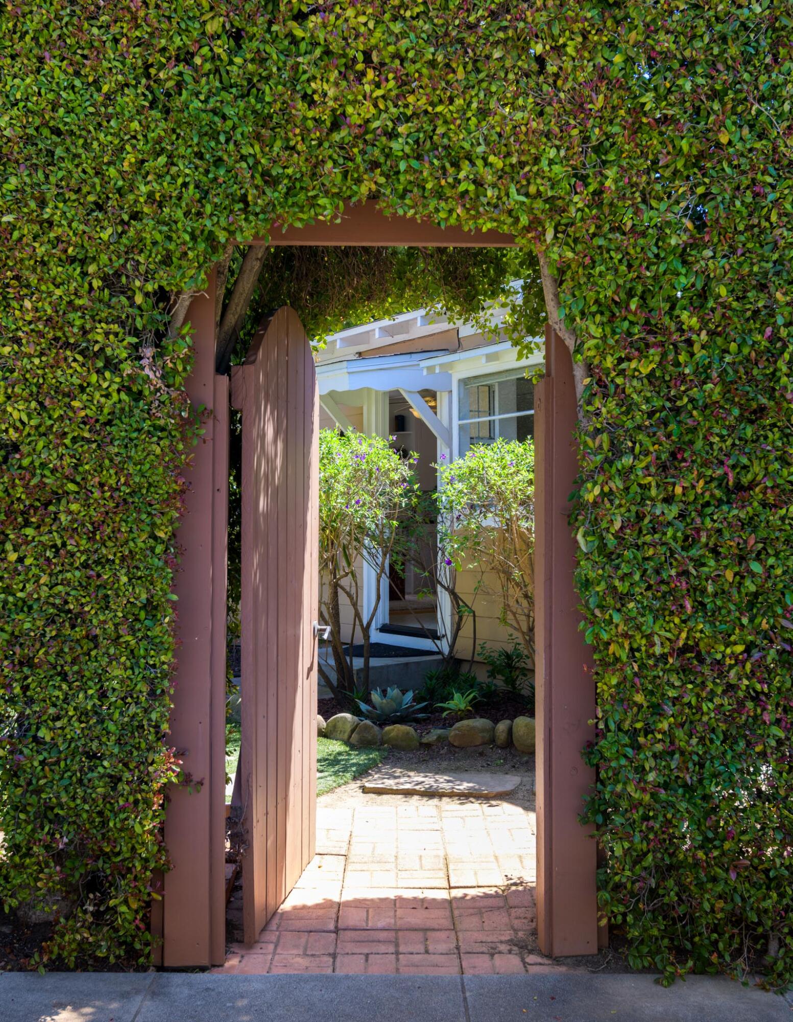 Santa Barbara, California 93105, United States, 4 Bedrooms Bedrooms, ,3 BathroomsBathrooms,Residential,Active,105158