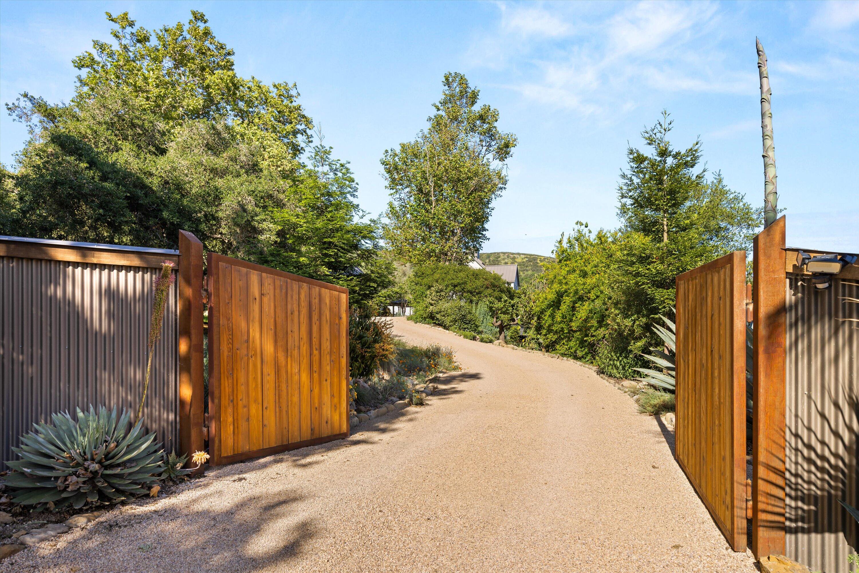 Carpinteria, California 93013, United States, 4 Bedrooms Bedrooms, ,5 BathroomsBathrooms,Residential,Active,125105