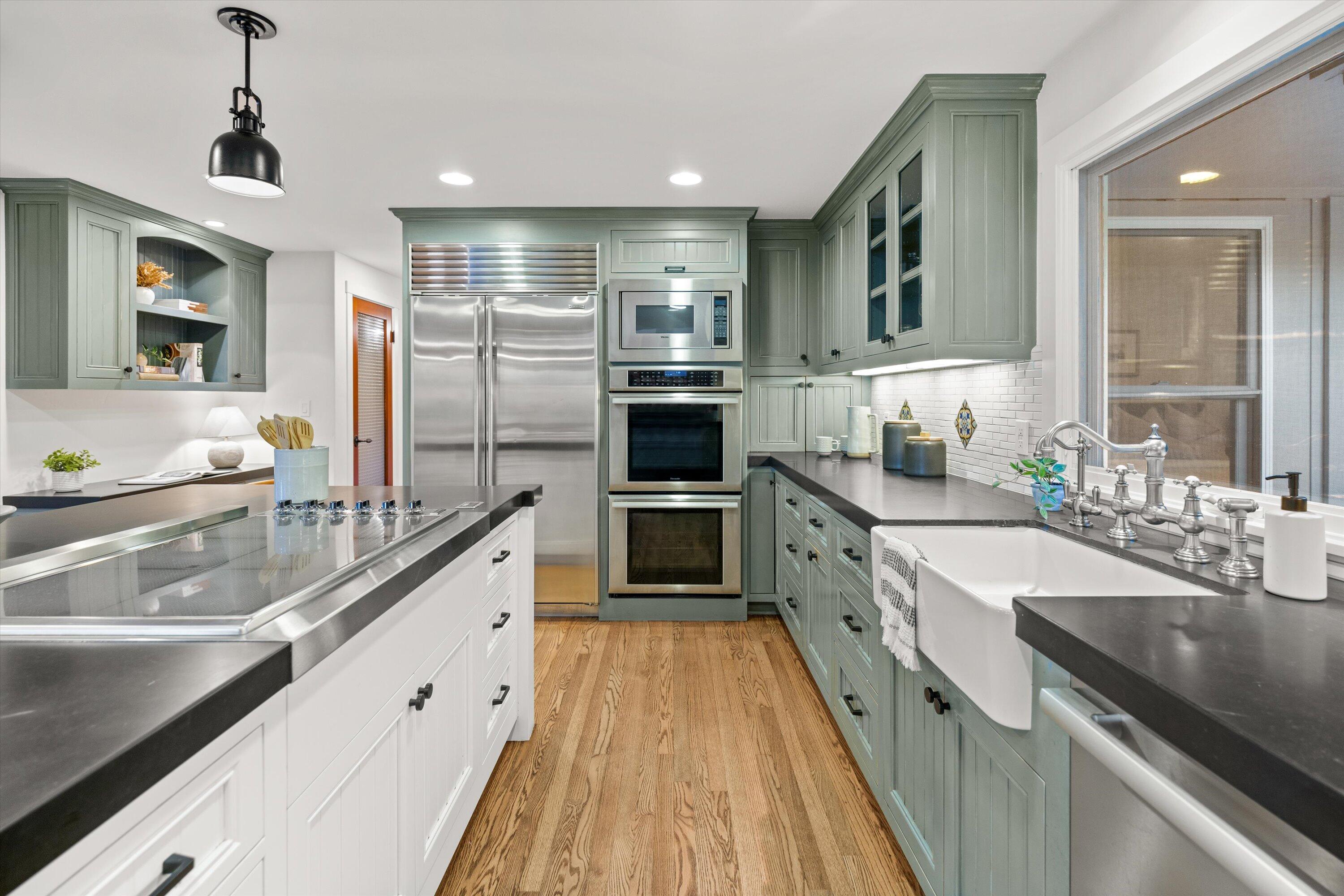 Carpinteria, California 93013, United States, 4 Bedrooms Bedrooms, ,5 BathroomsBathrooms,Residential,Active,125105