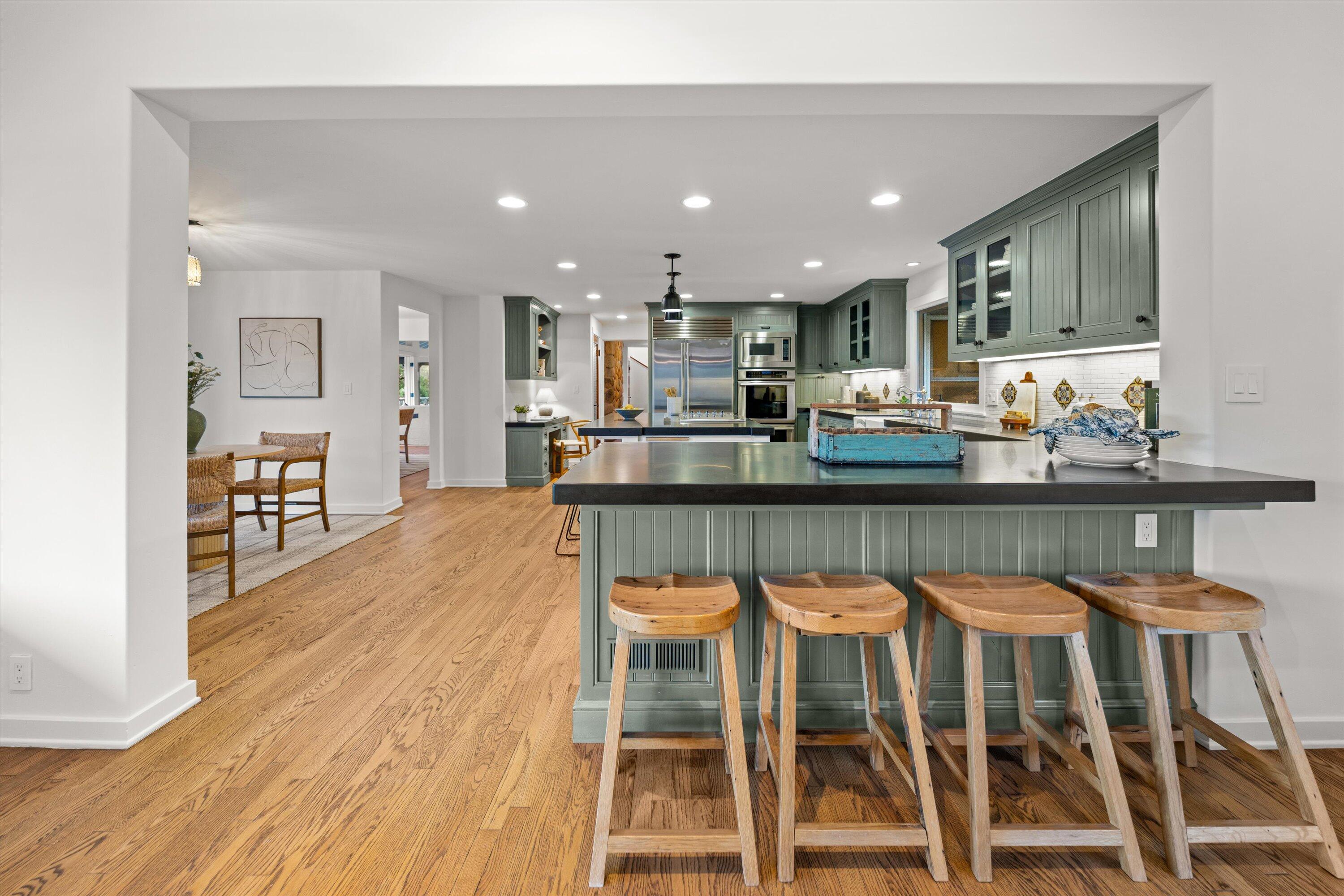 Carpinteria, California 93013, United States, 4 Bedrooms Bedrooms, ,5 BathroomsBathrooms,Residential,Active,125105